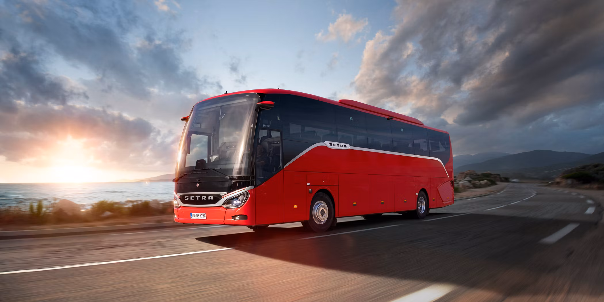 Setra hópferðabíll á ferðinni, rauð á lit