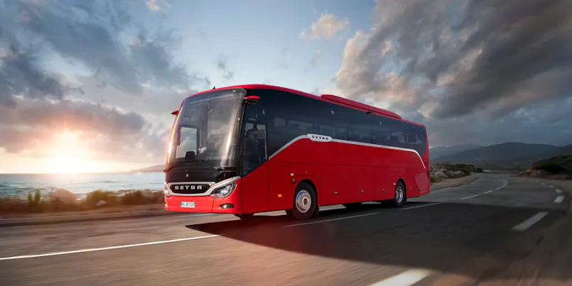 Setra hópferðabíll á ferðinni, rauð á lit