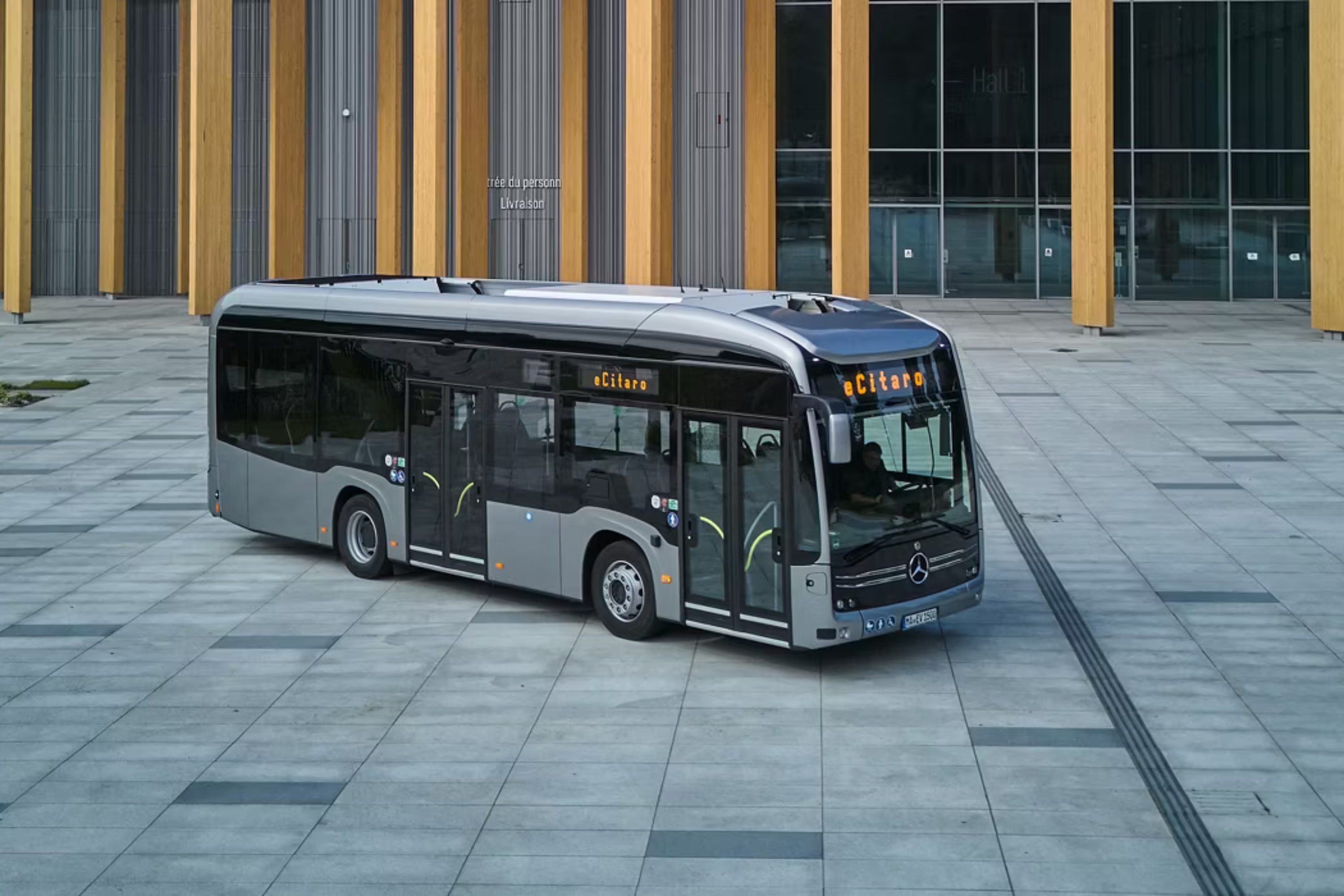 Mercedes-Benz eCitaro fyrir utan byggingu