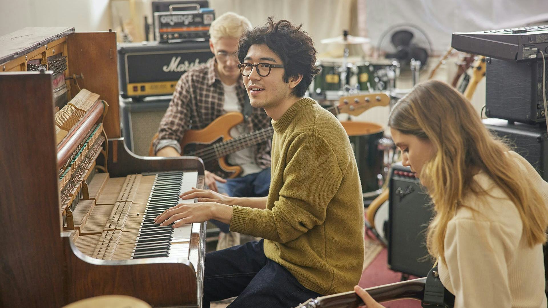 Ungt fólk spilar á hljóðfæri