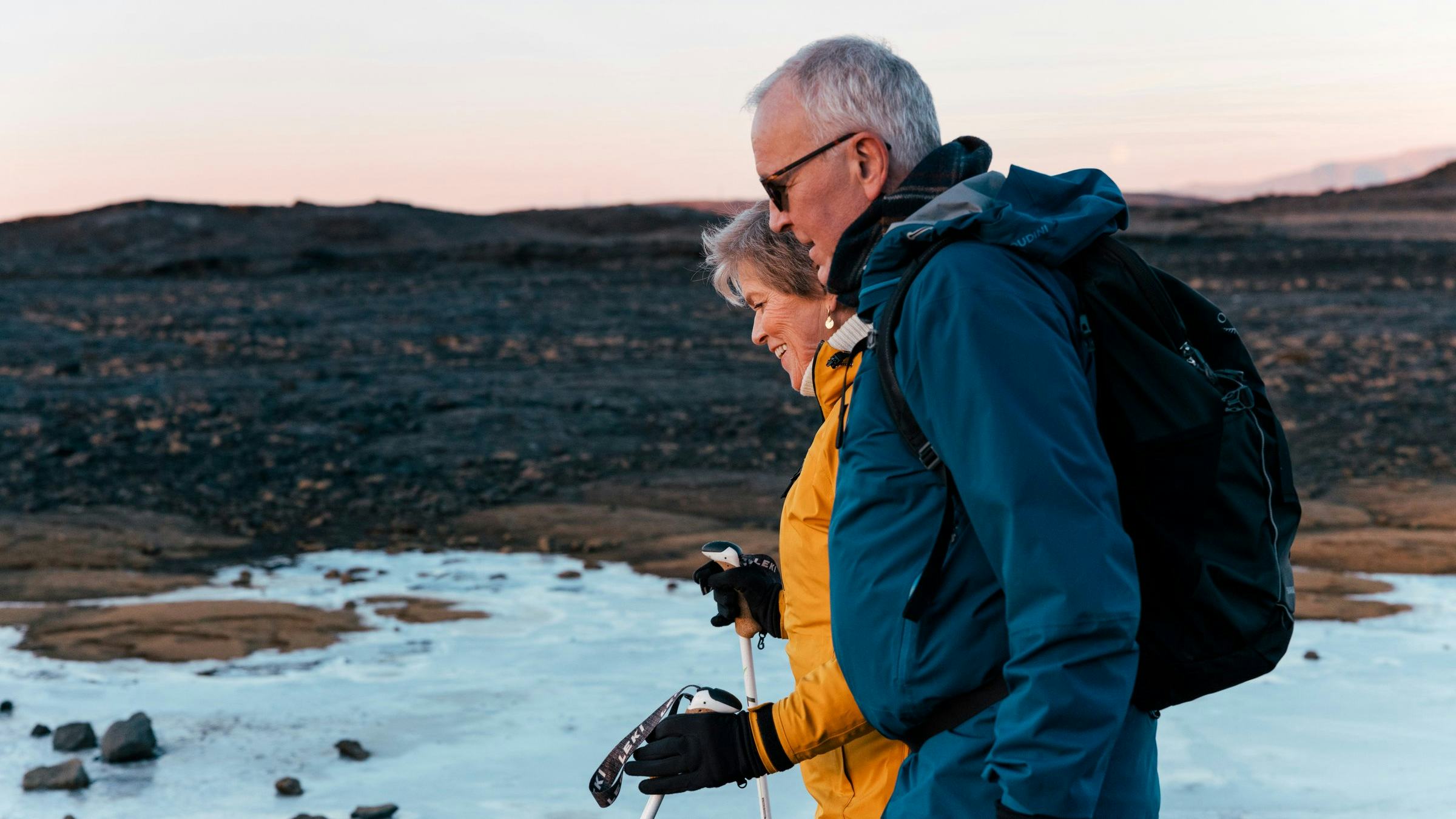 Hjón úti í náttúru