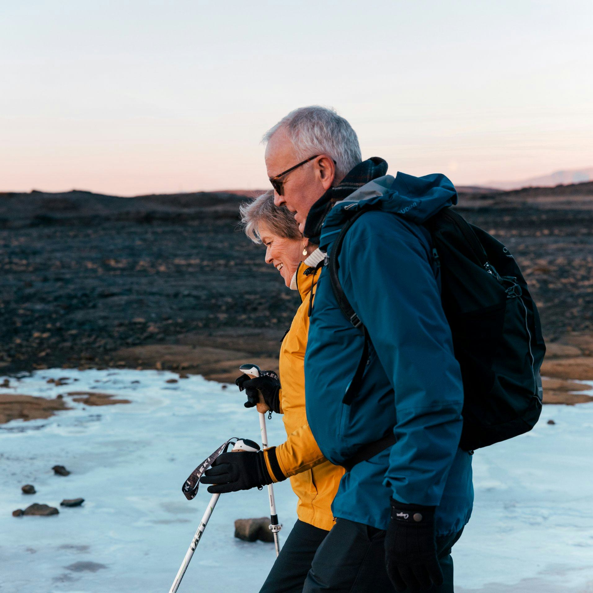 Hjón úti í náttúru