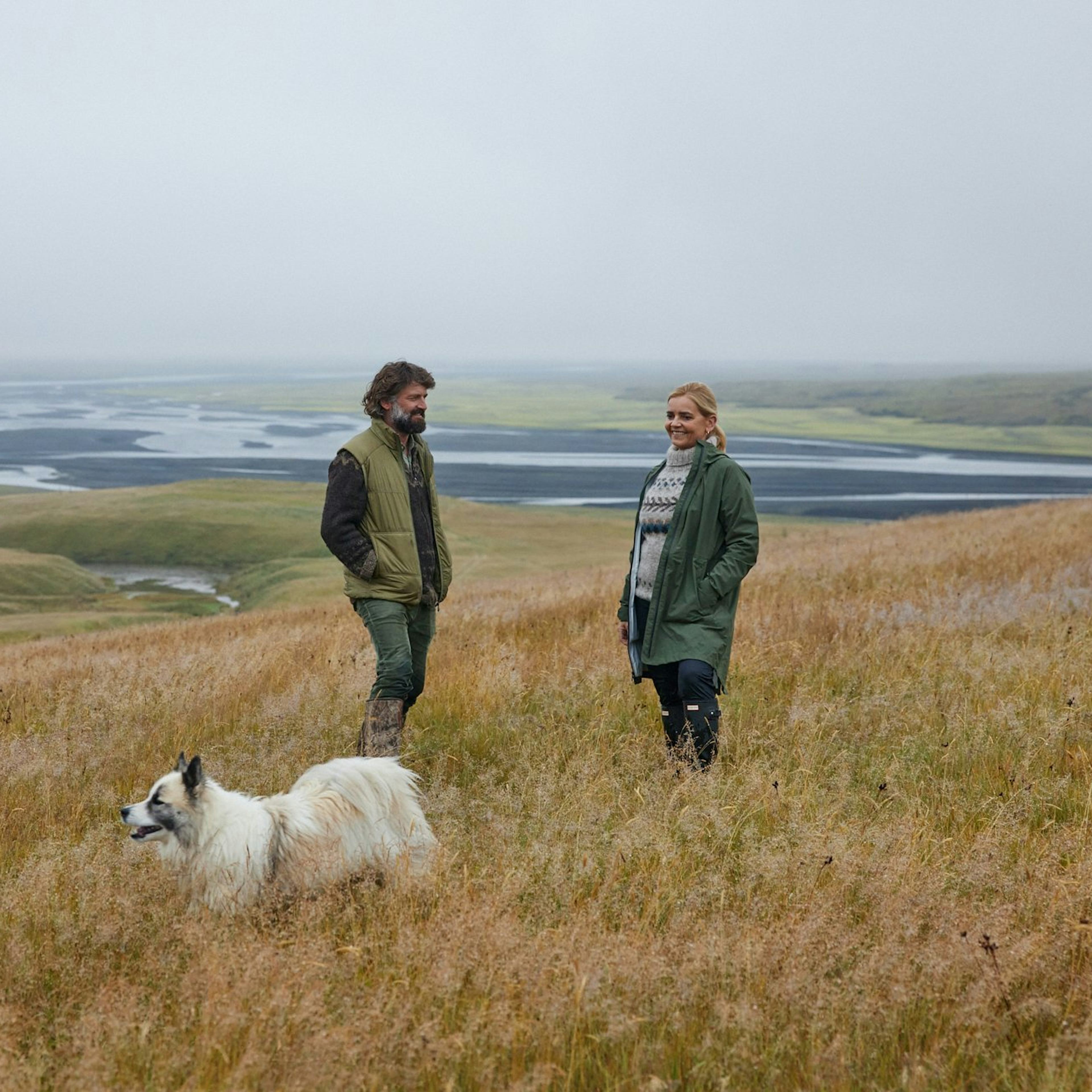 Fólk með hund úti í náttúrunni