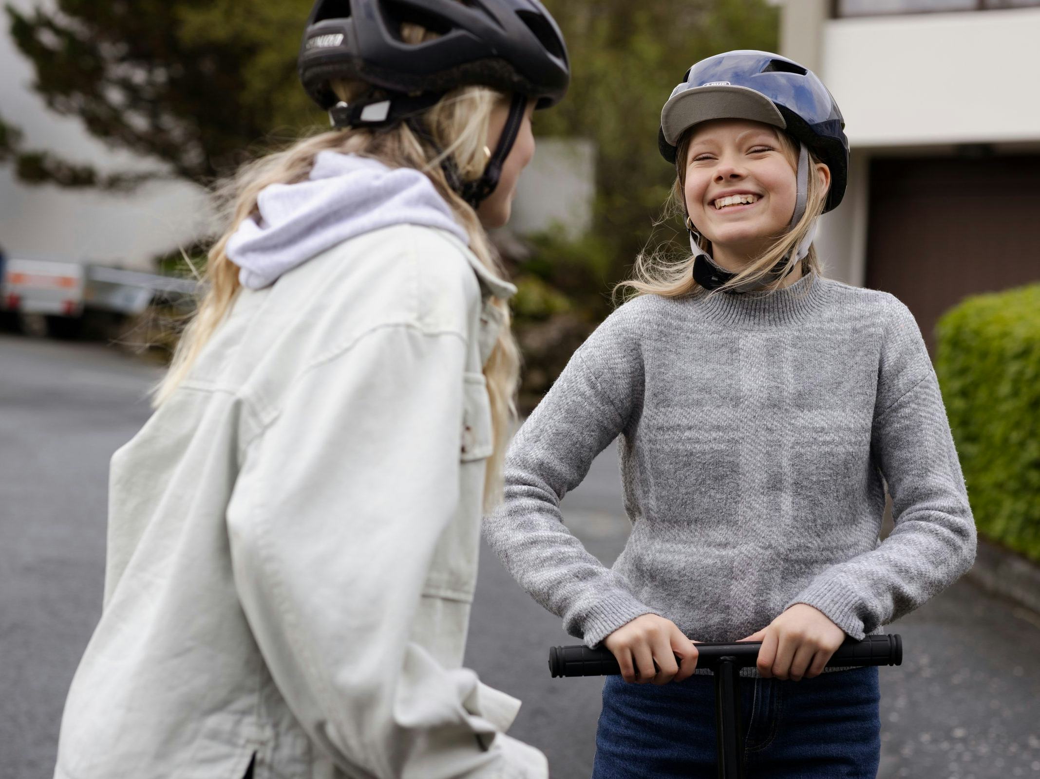 Stúlkur á hlaupahjólum