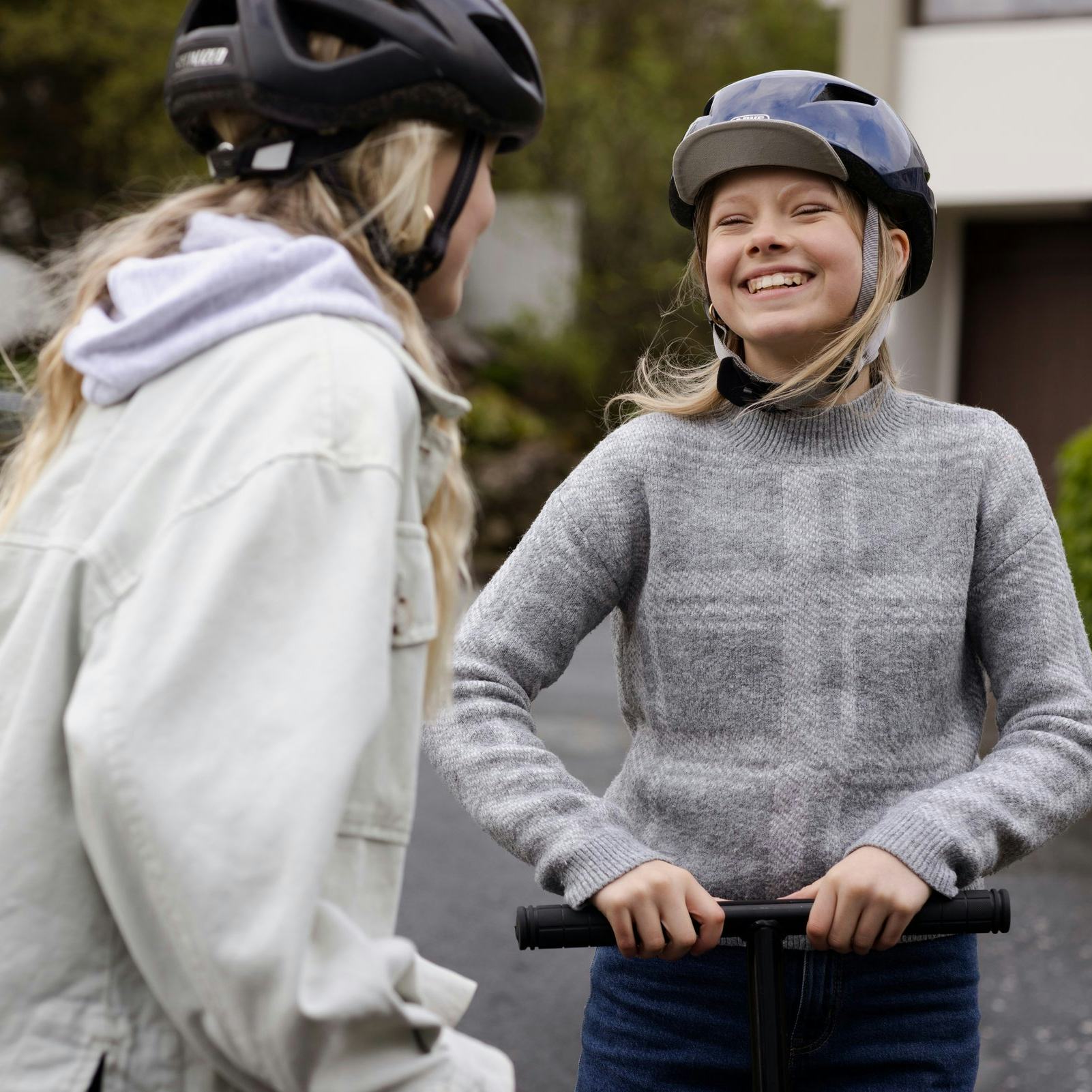 Stúlkur á hlaupahjólum