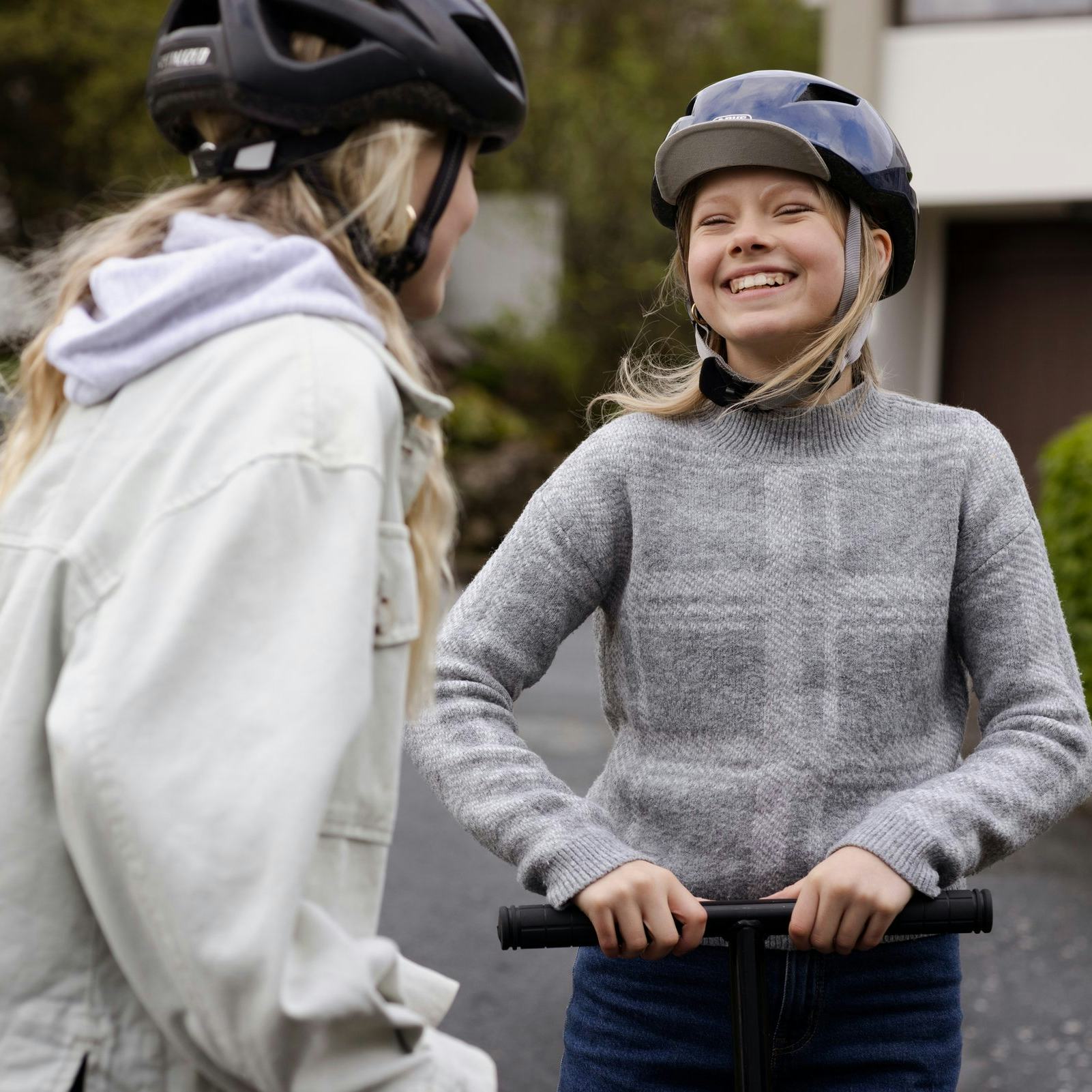 Stúlkur á hlaupahjólum