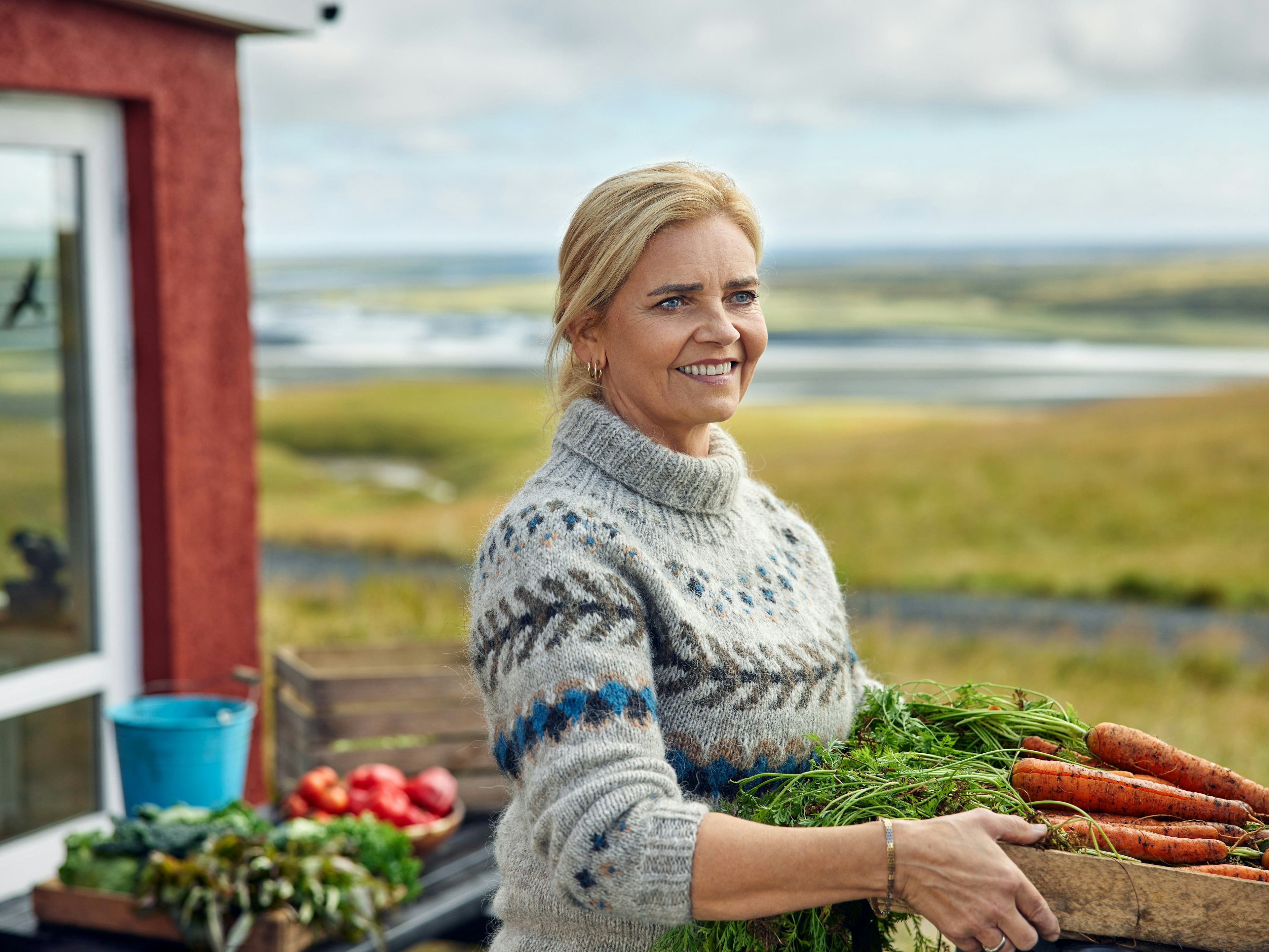 Kona úti í náttúru