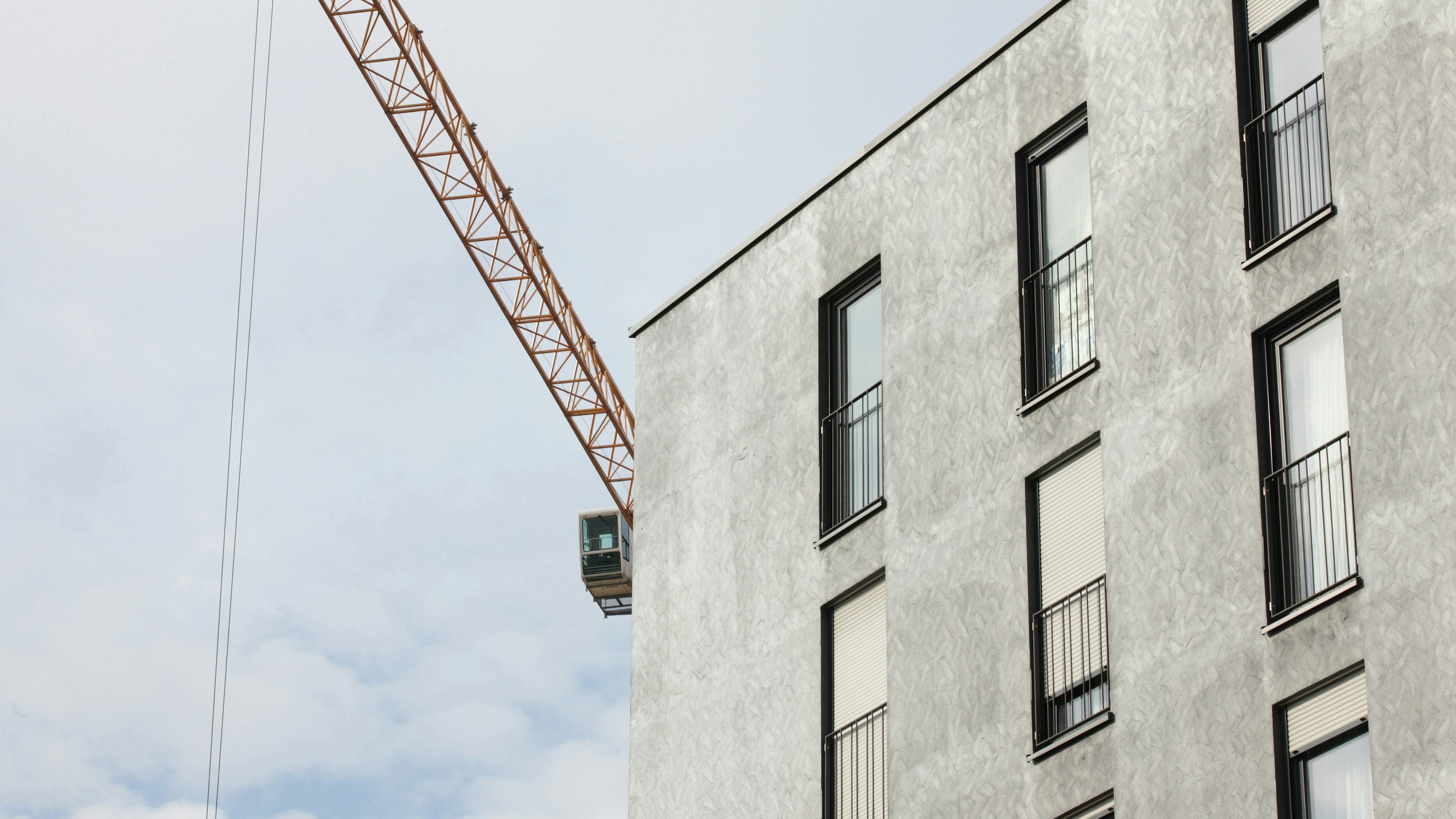 Byggingakrani og fjölbýlishús