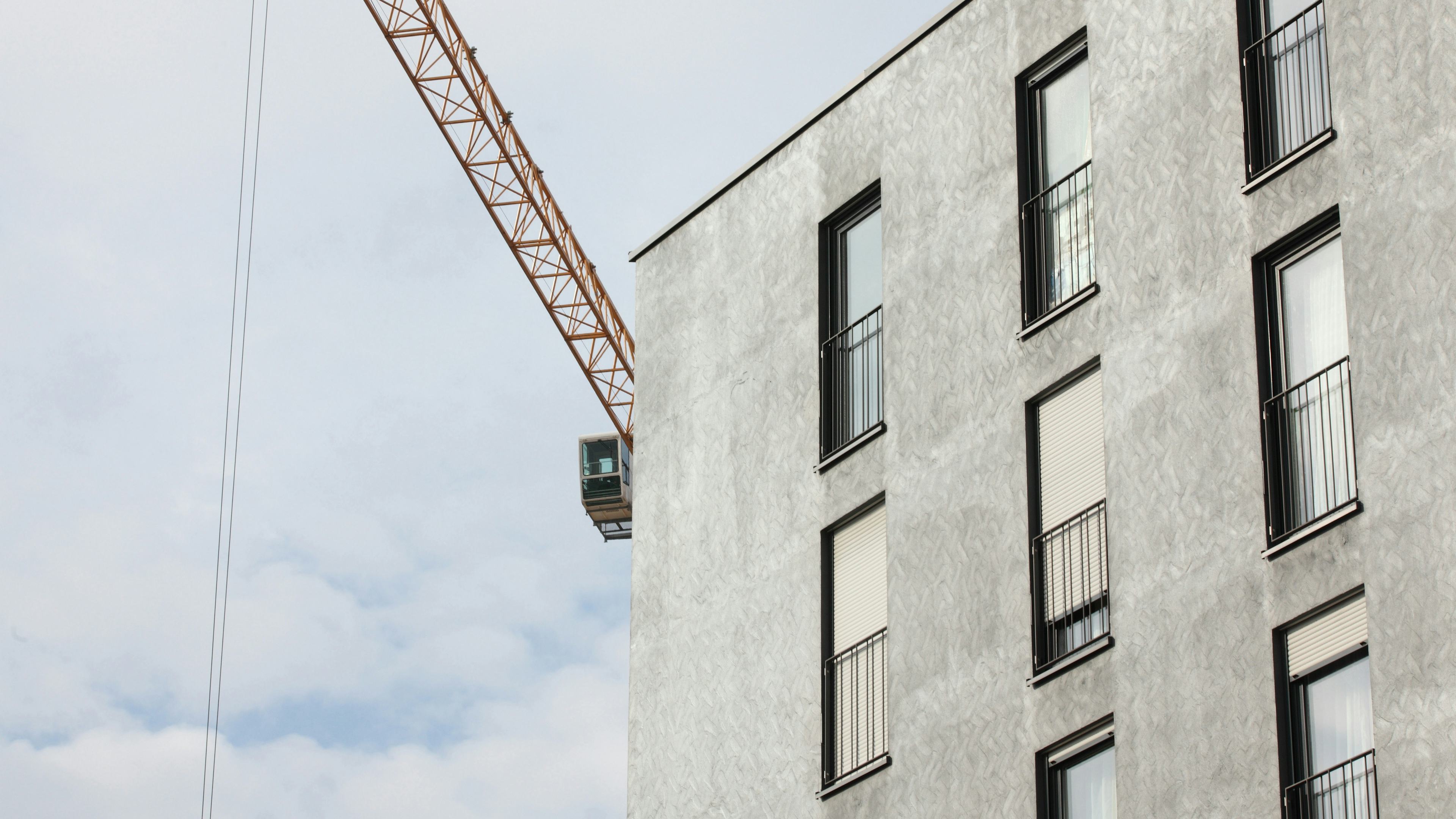 Byggingakrani og fjölbýlishús