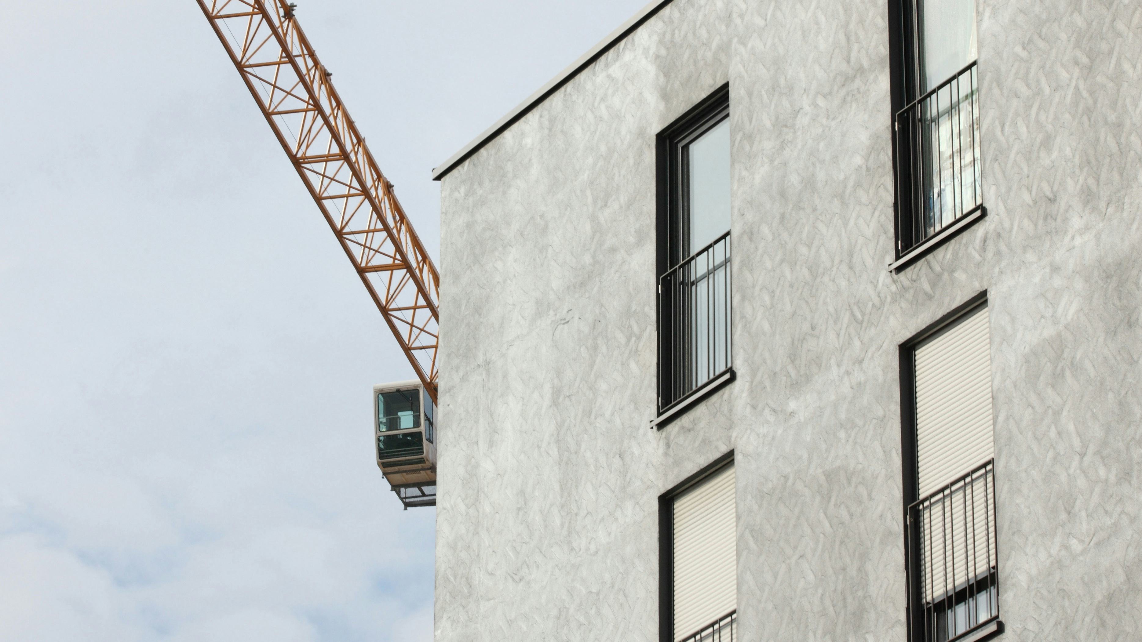 Byggingakrani og fjölbýlishús