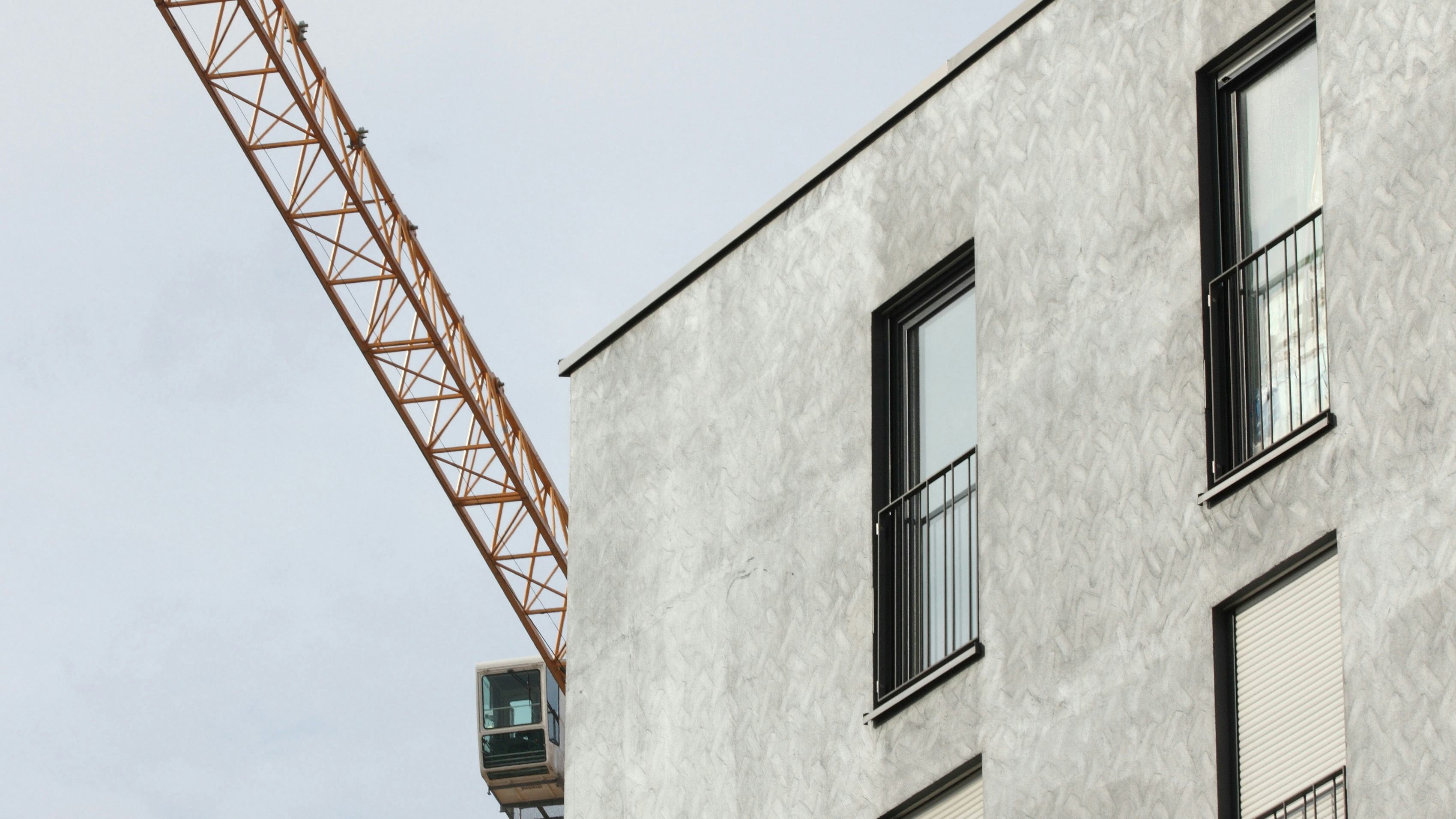 Byggingakrani og fjölbýlishús