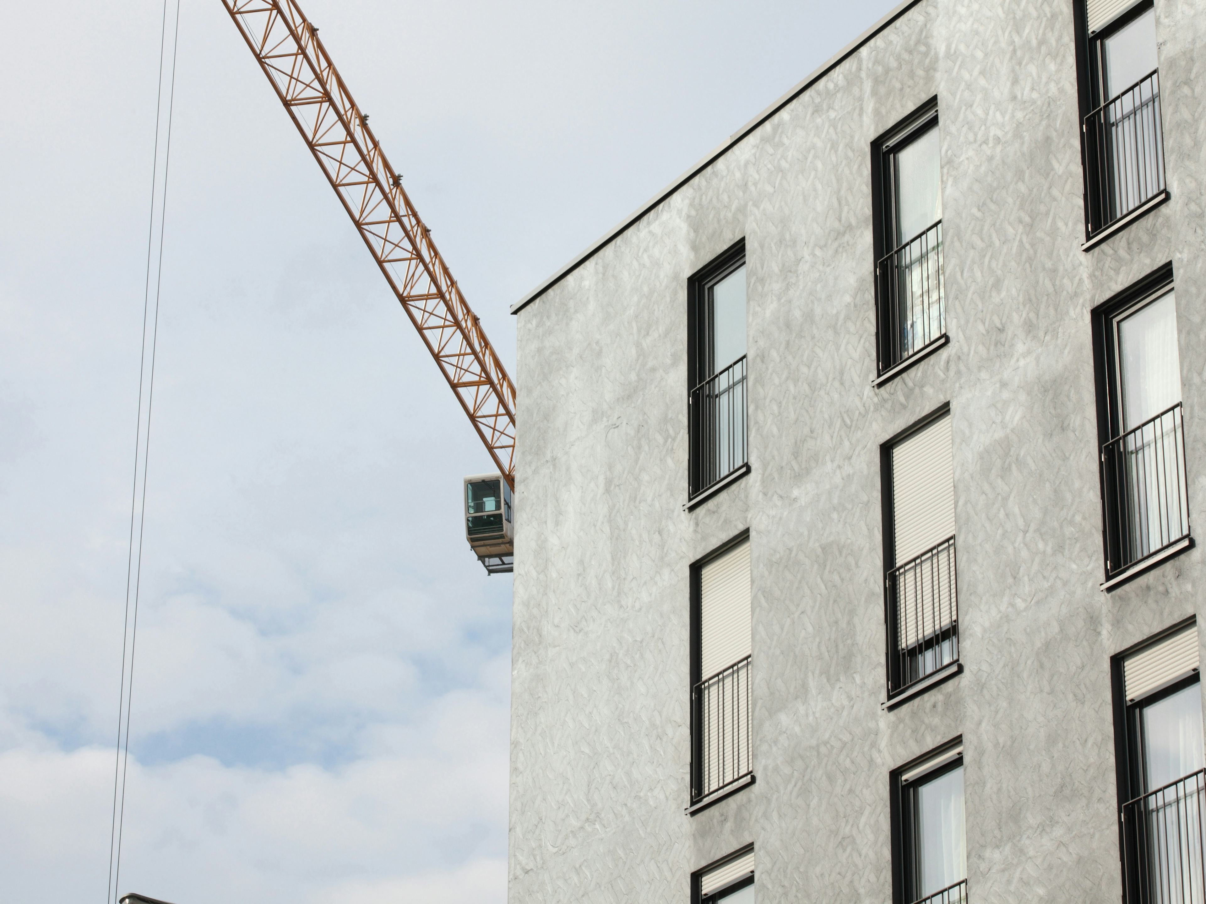 Byggingakrani og fjölbýlishús