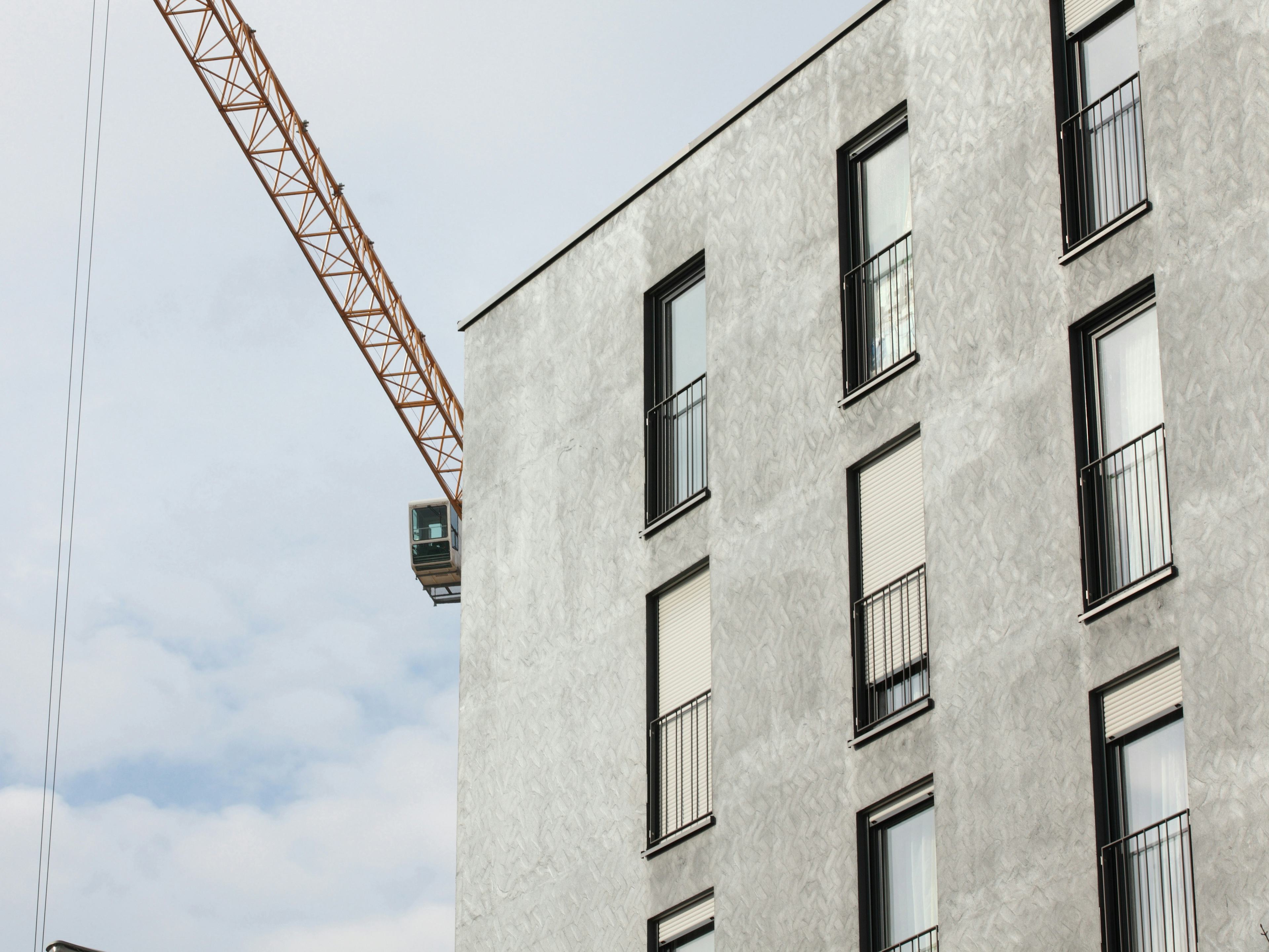 Byggingakrani og fjölbýlishús
