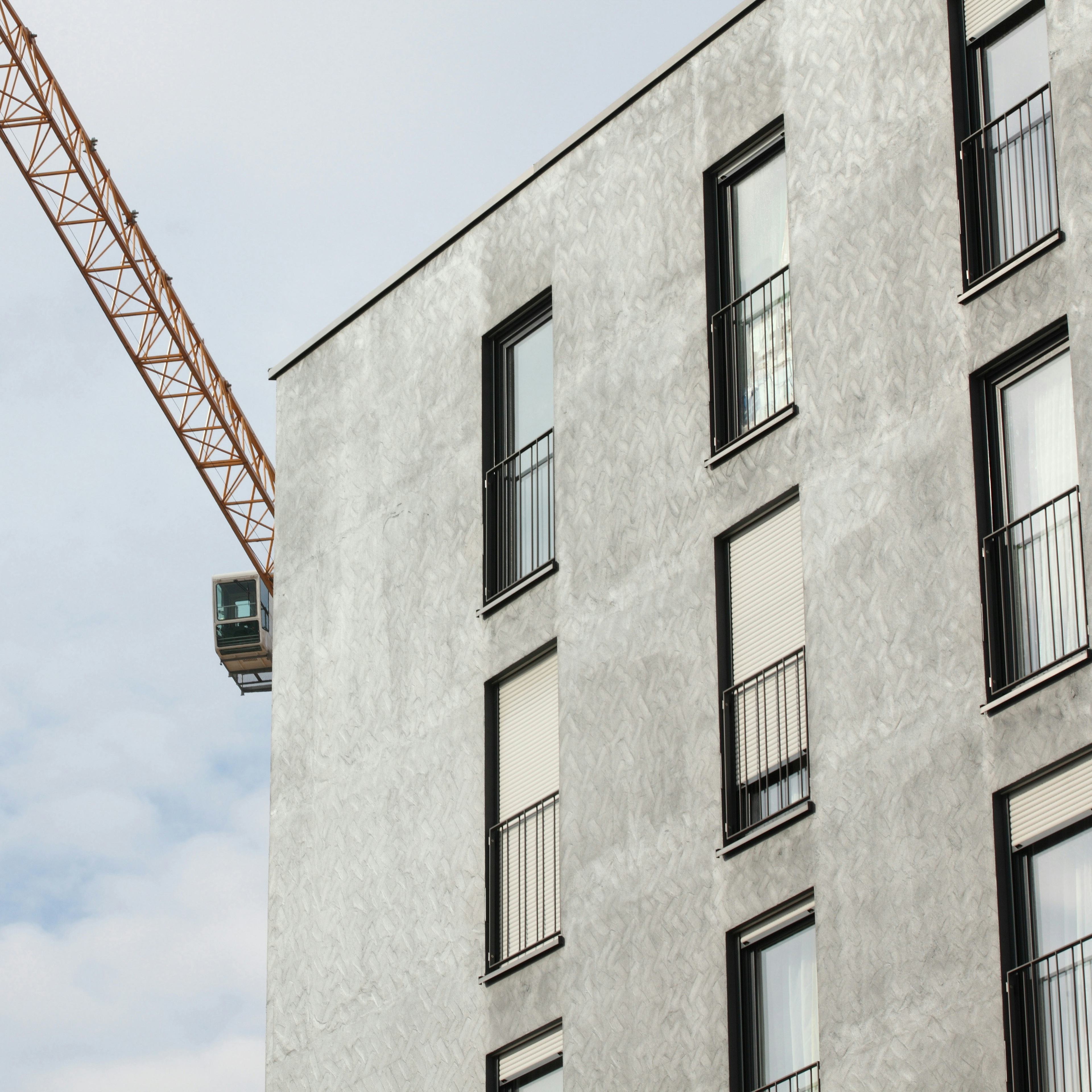 Byggingakrani og fjölbýlishús