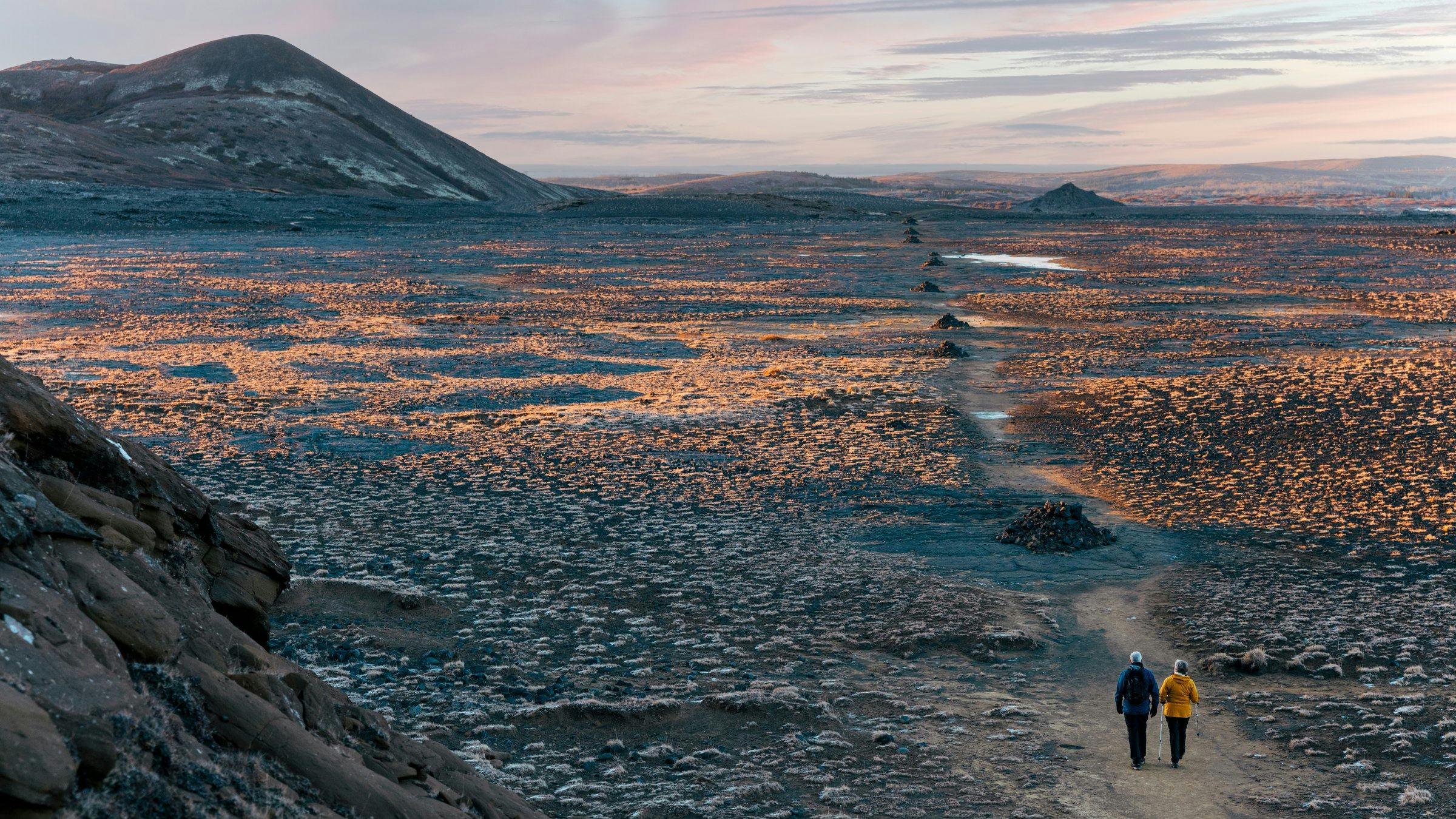Fólk að ganga við Helgafell