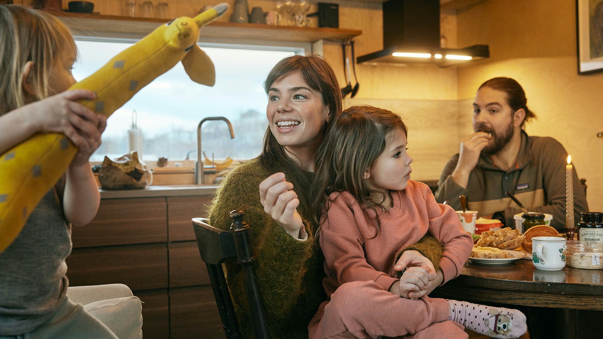 Fjölskylda við morgunverðarborð