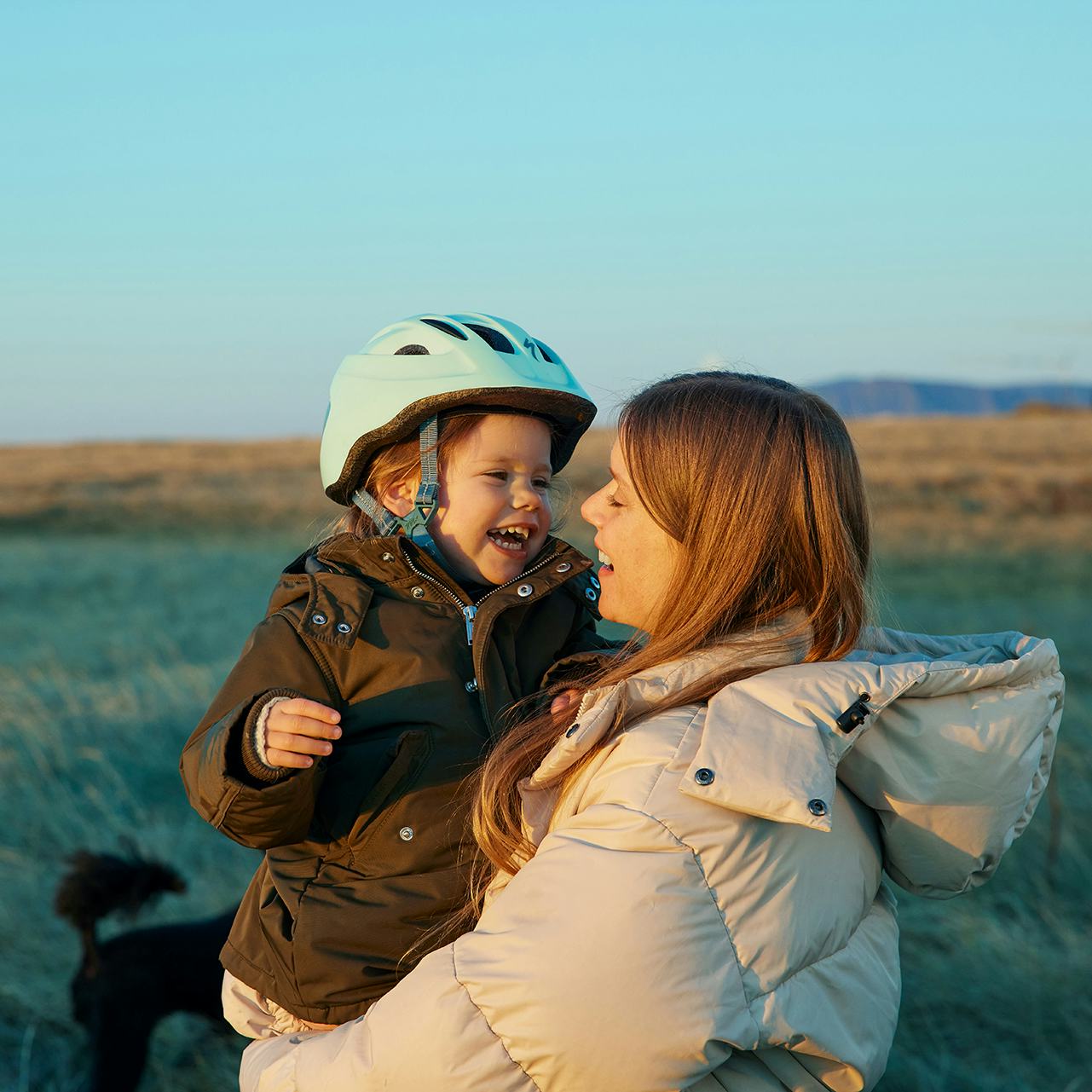 Fjölskylda úti í náttúru