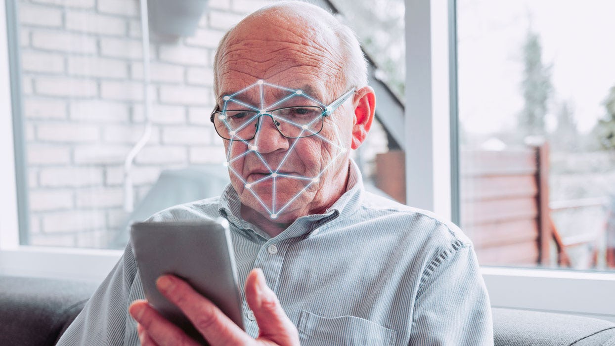 Eldri maður notar andlitsgreiningu