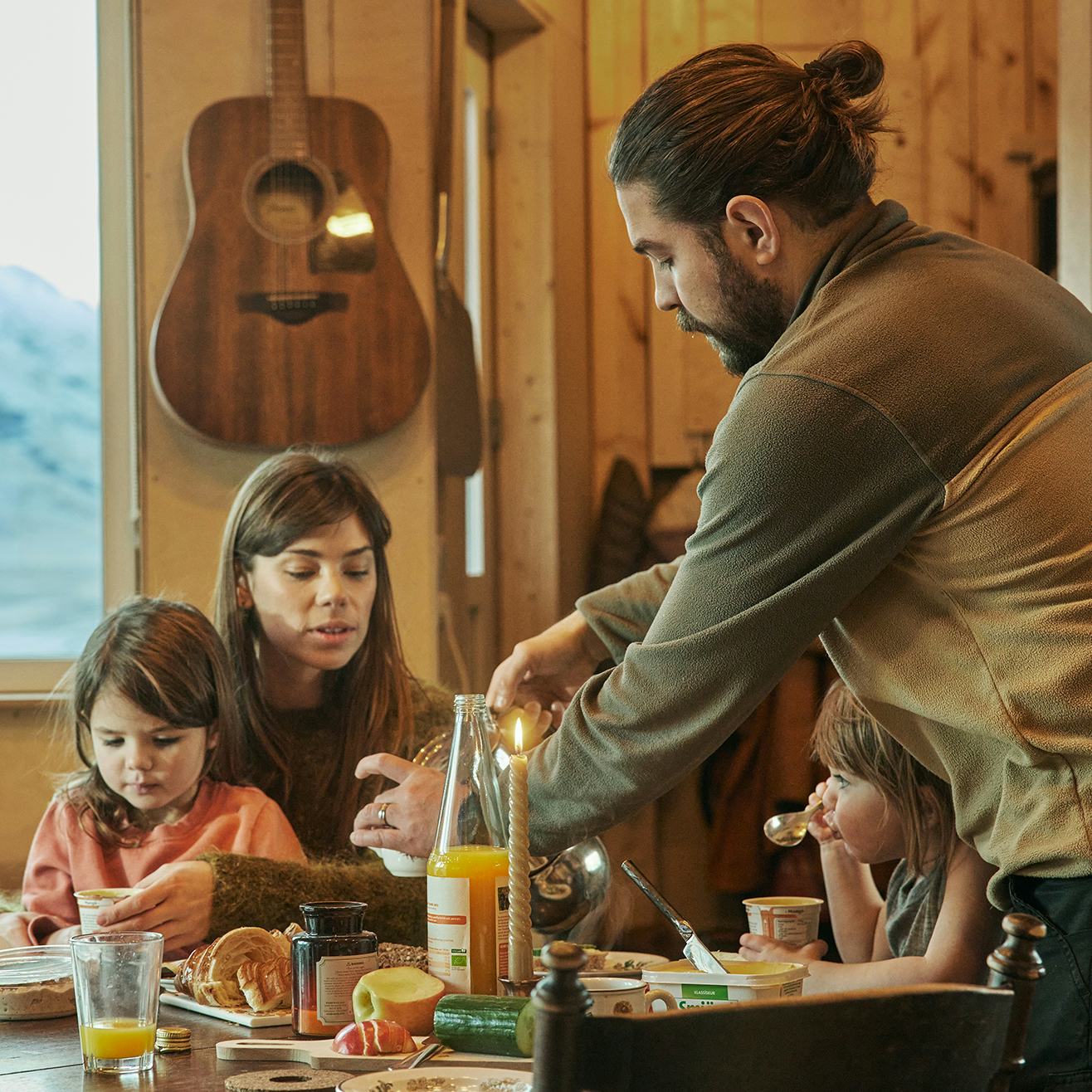 Fjölskylda í sumarbústað