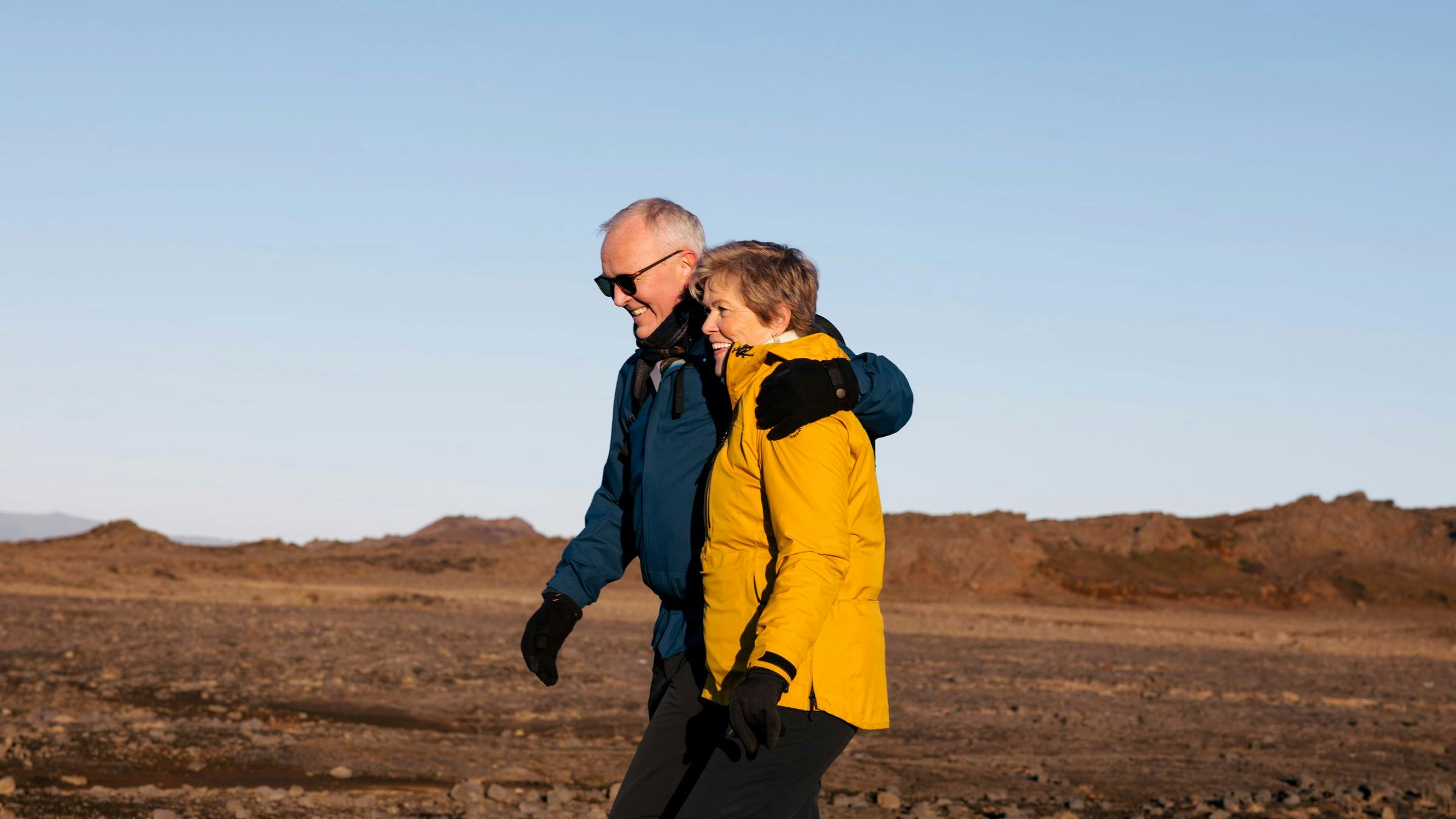 Fólk að ganga í náttúru