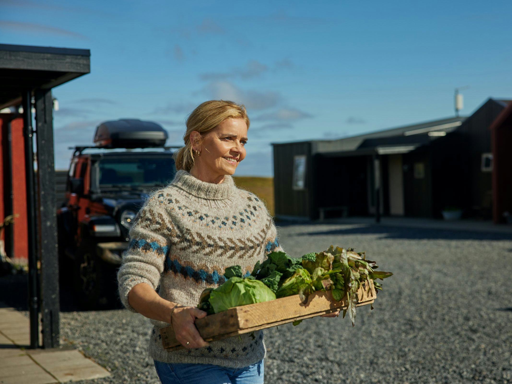 Kona úti í náttúru