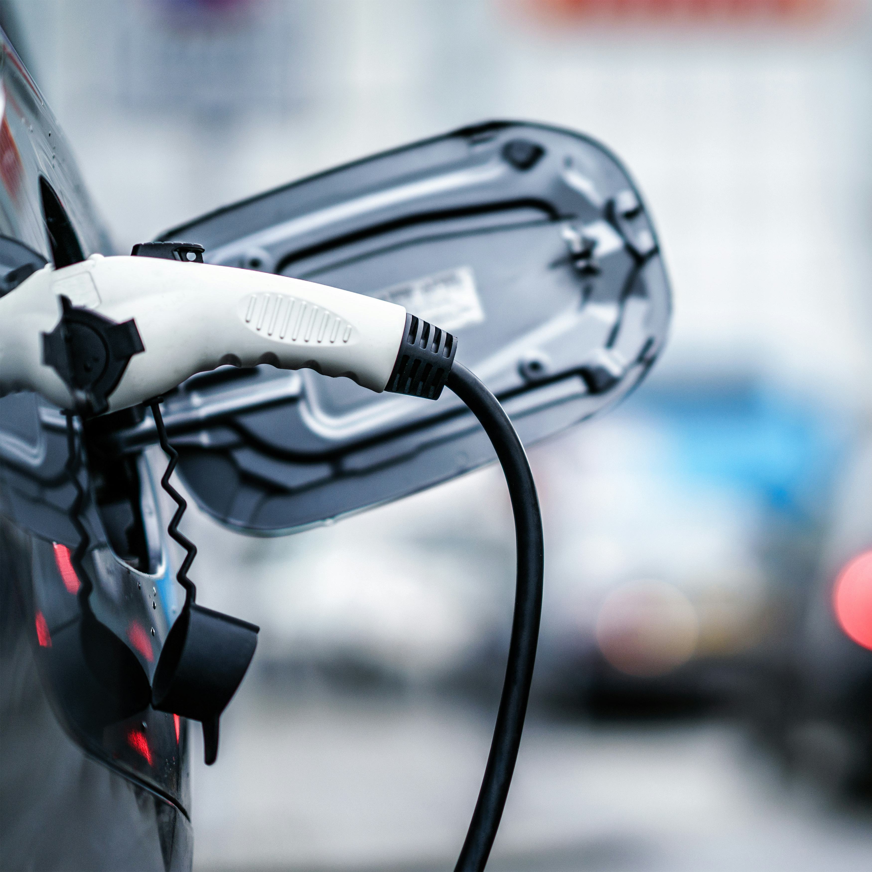 Rafbíll í hleðslu