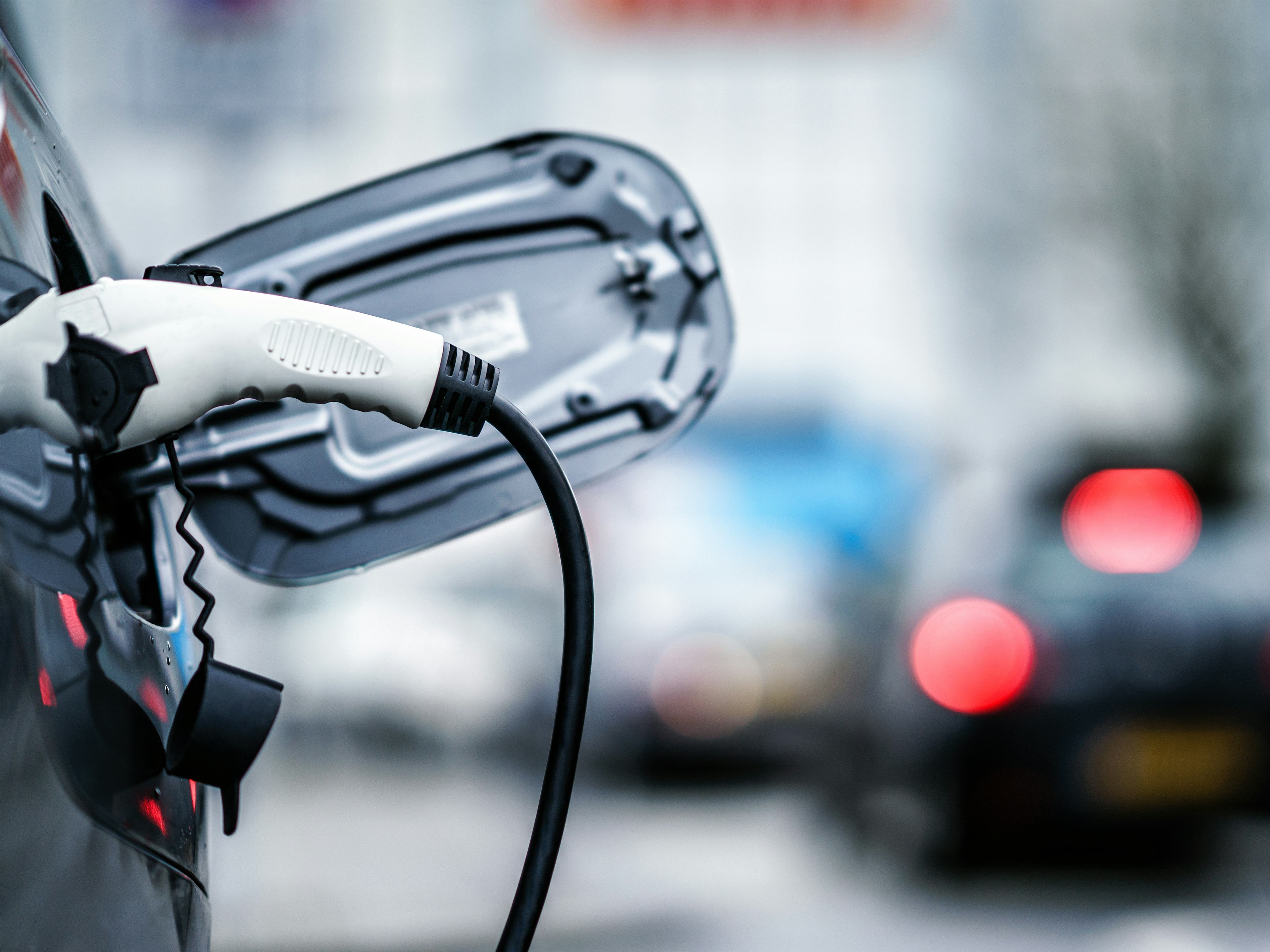 Rafbíll í hleðslu