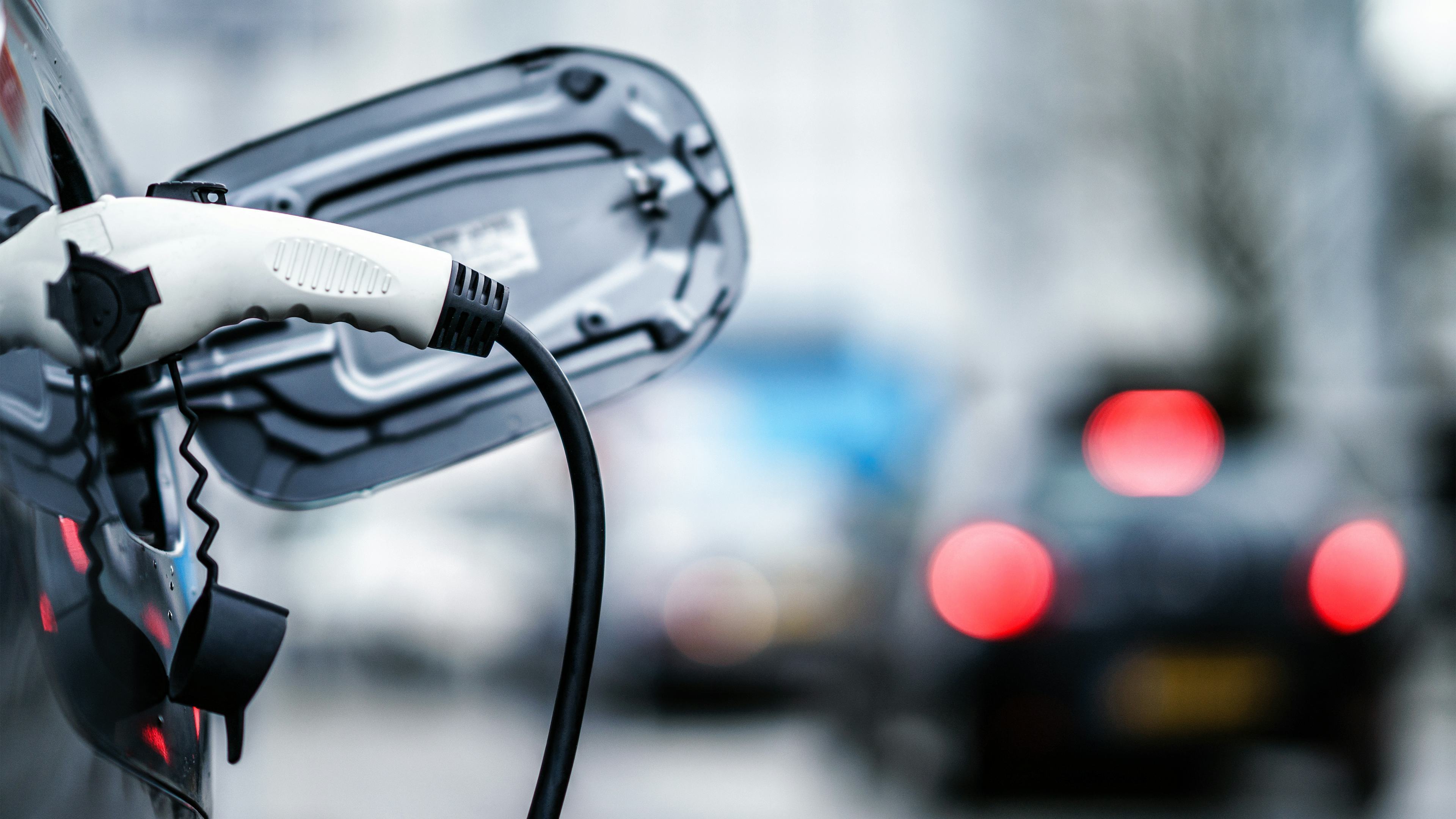 Rafbíll í hleðslu