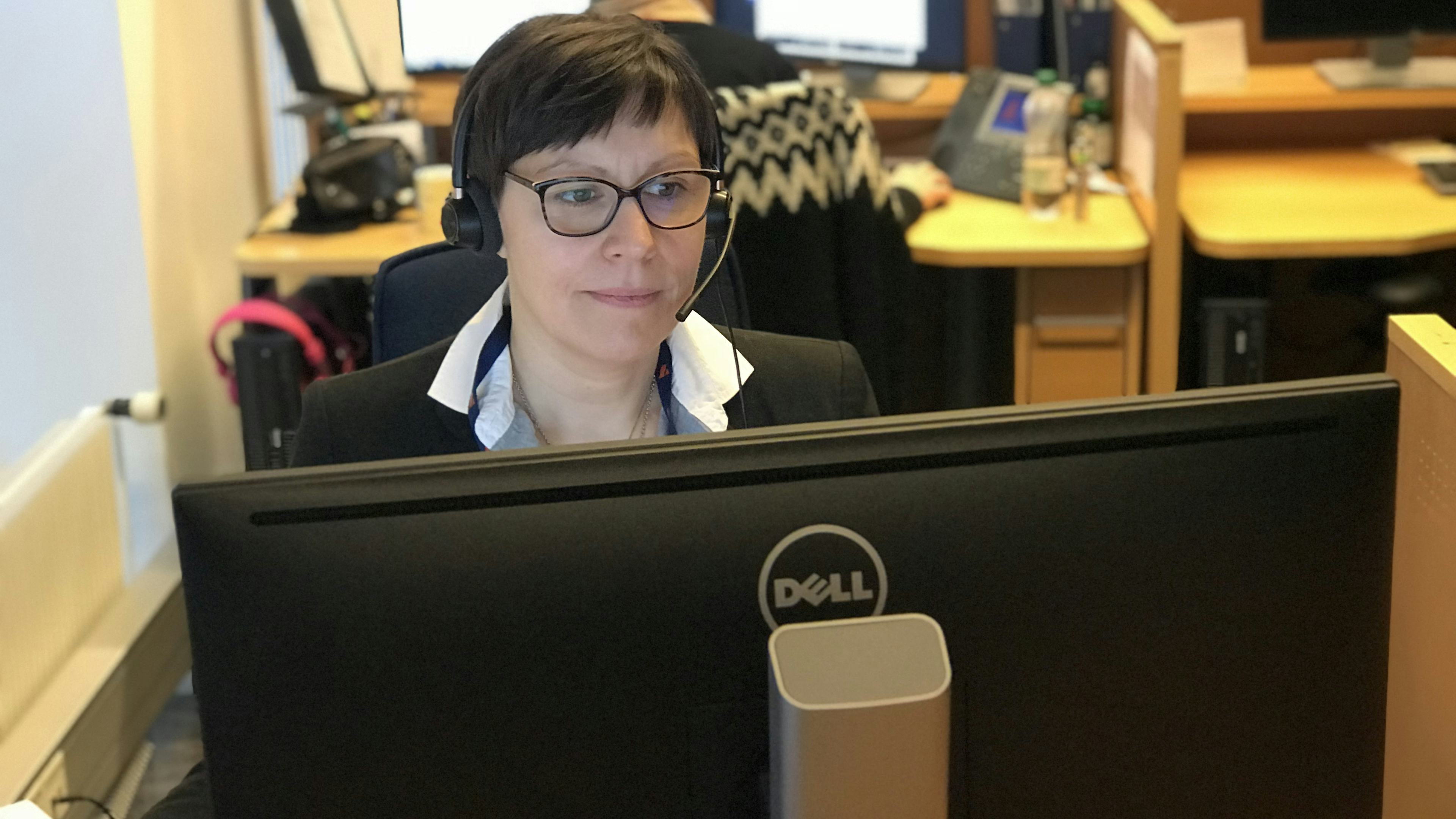 Agnieszka Marzok að störfum í þjónustuveri Landsbankans