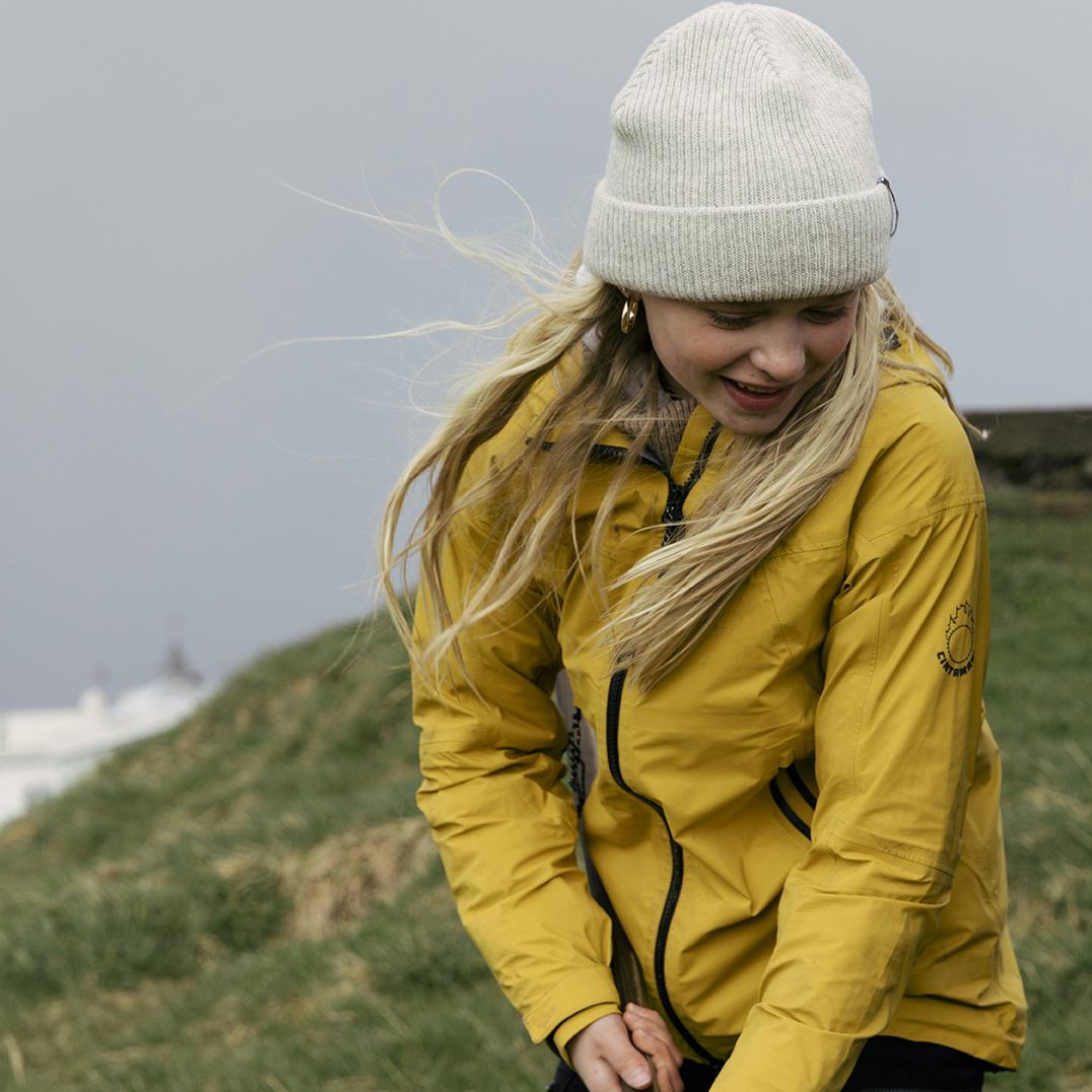 Stúlkur úti að vinna