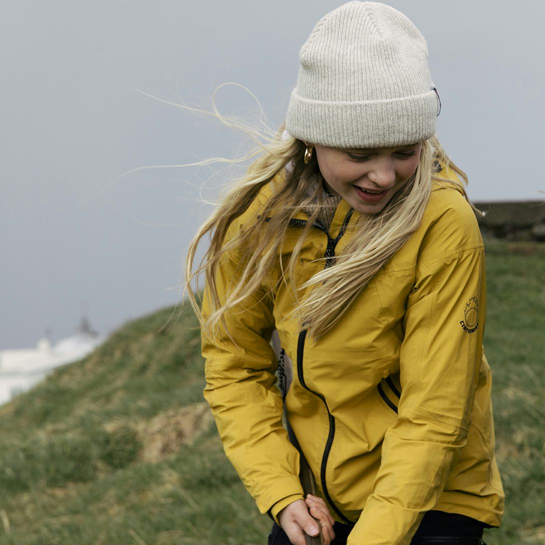 Stúlkur úti að vinna