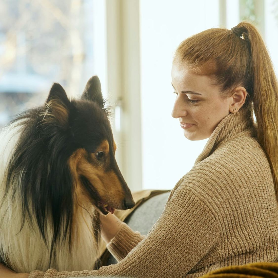 Kona með hund