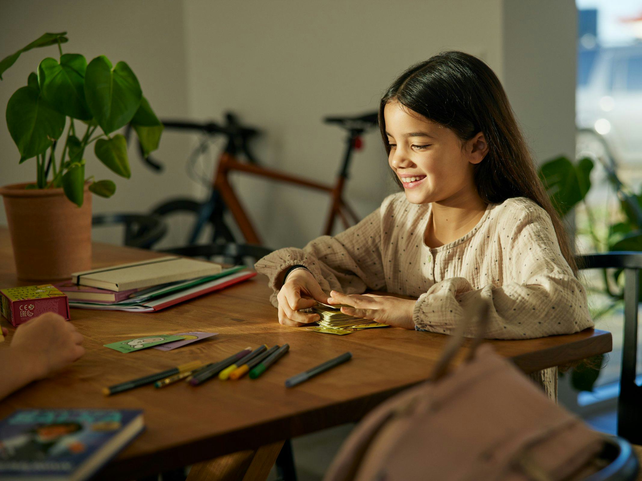 Stelpa við skrifborð