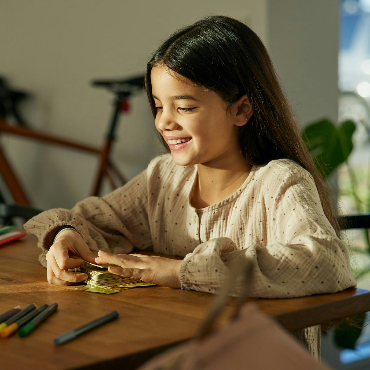 Stelpa við skrifborð