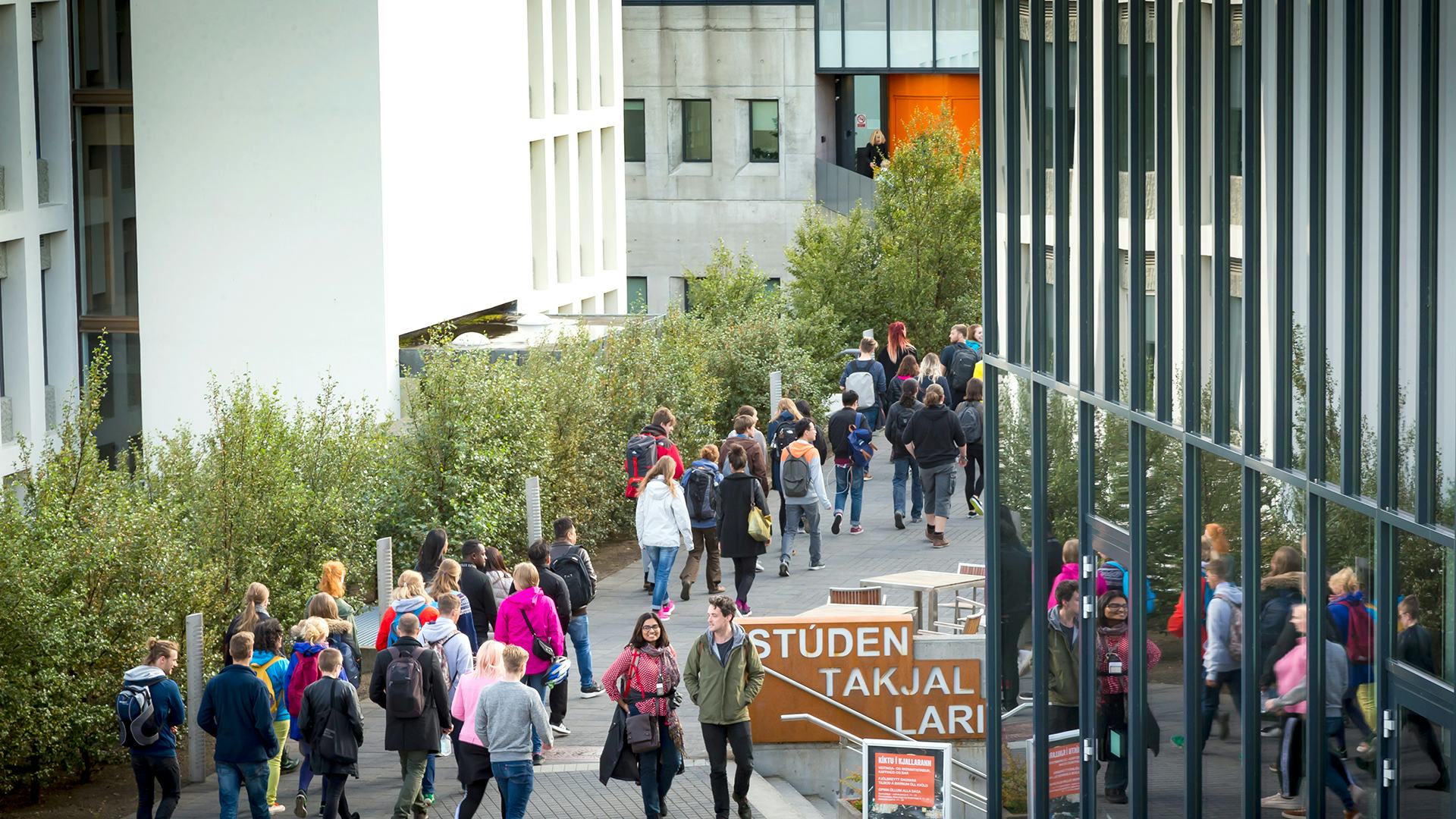 Námsfólk fyrir utan Stúdentakjallarann