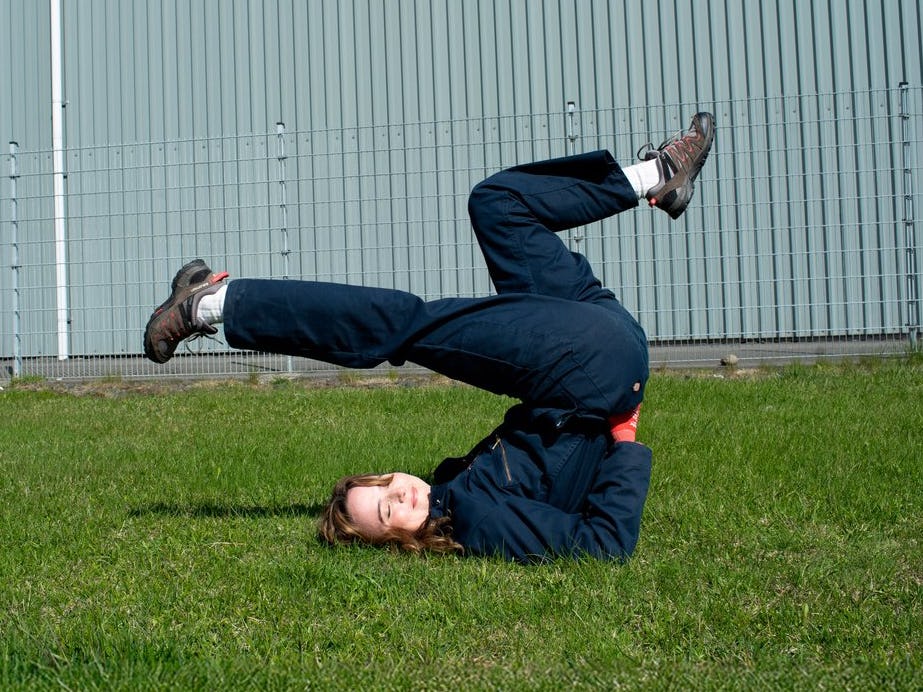 Stelpa úti í náttúru