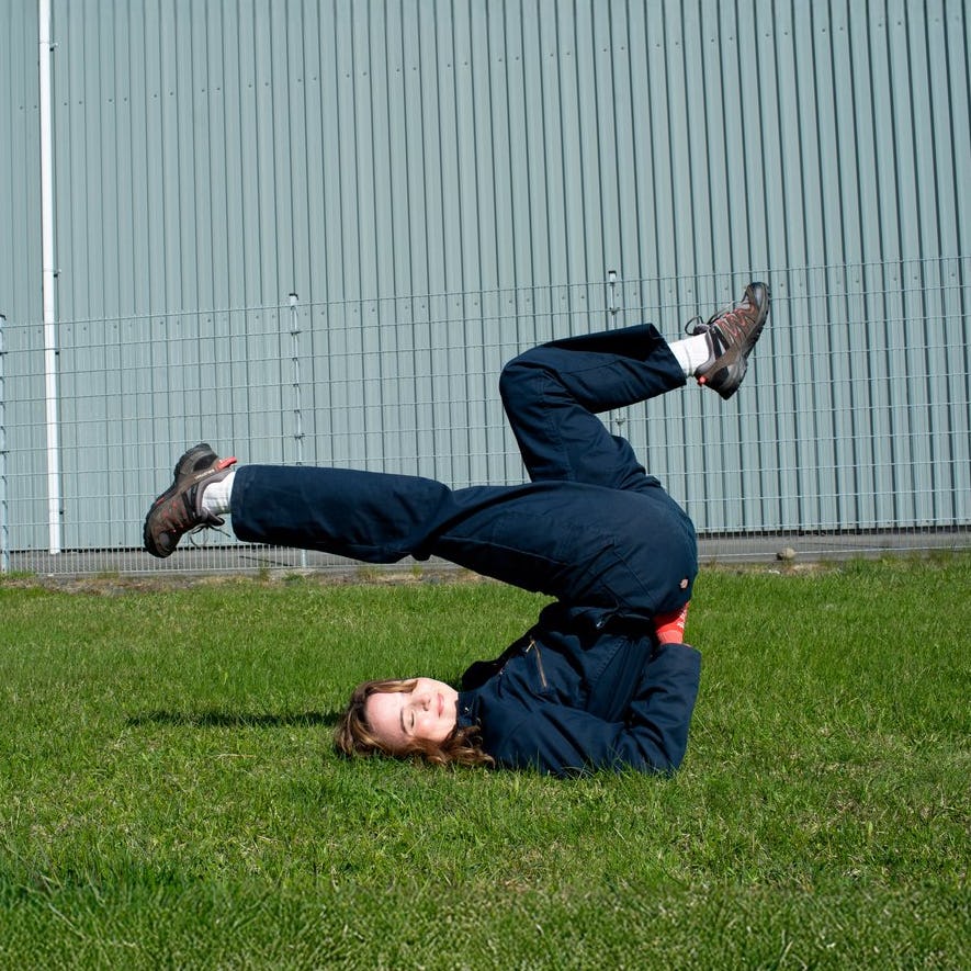 Stelpa úti í náttúru