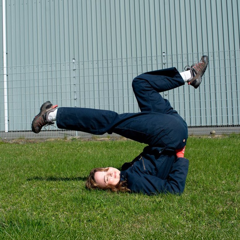 Stelpa úti í náttúru