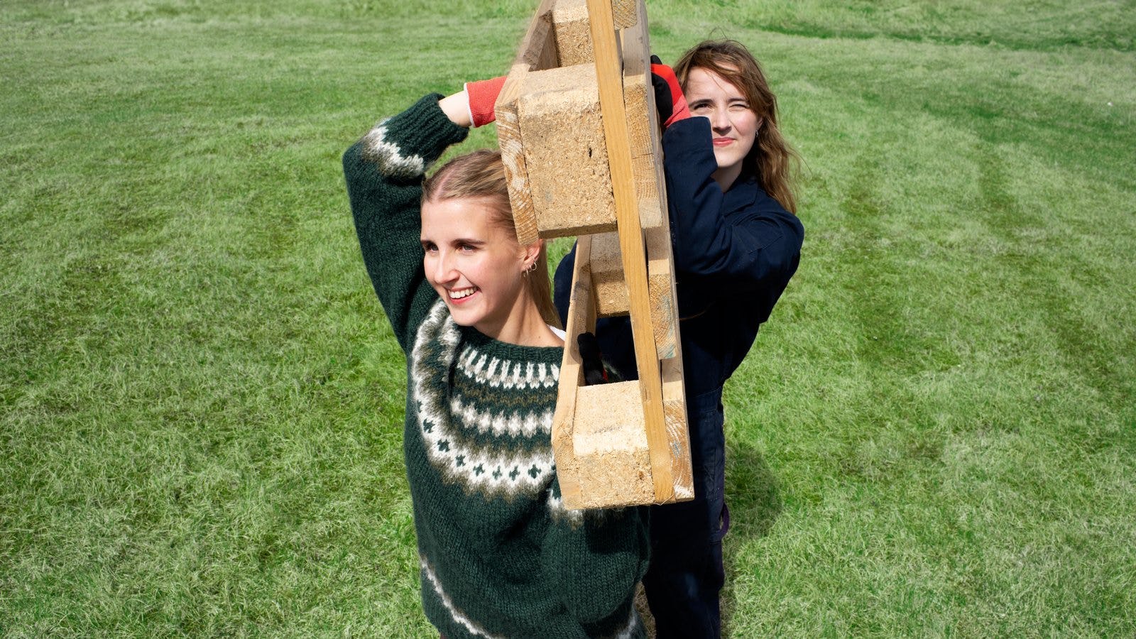 Stelpur úti í náttúru