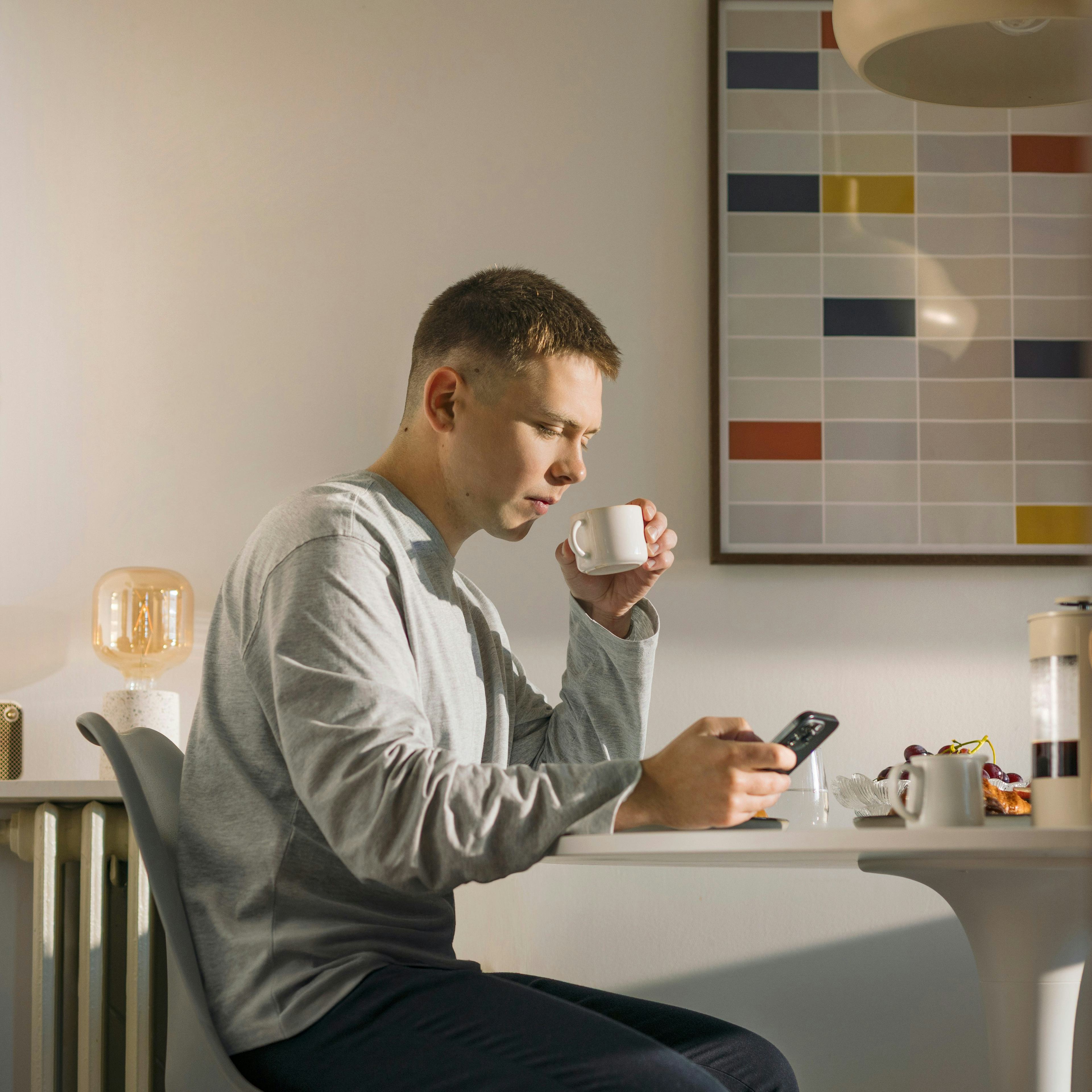 Maður við eldhúsborð