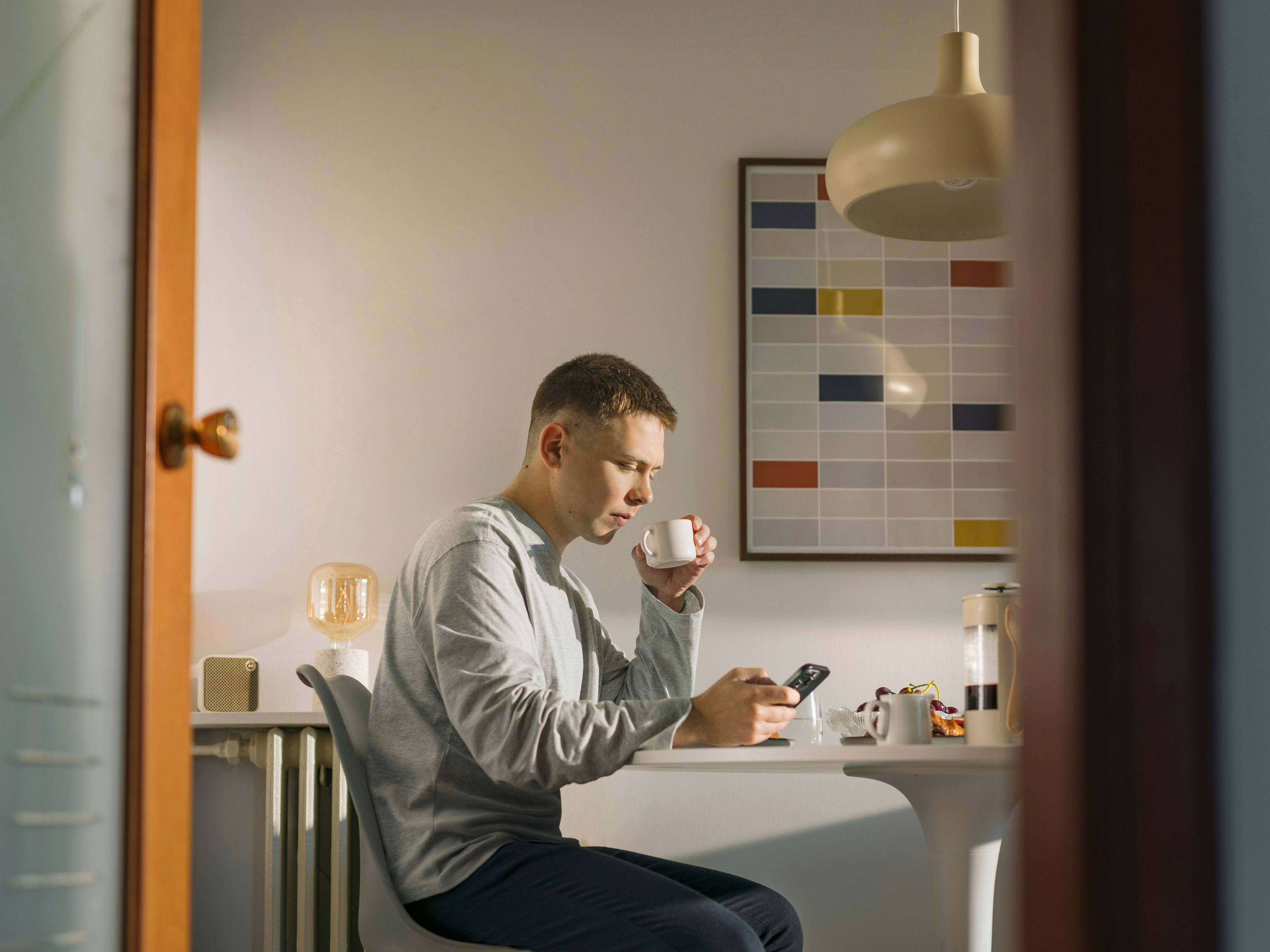 Maður við eldhúsborð