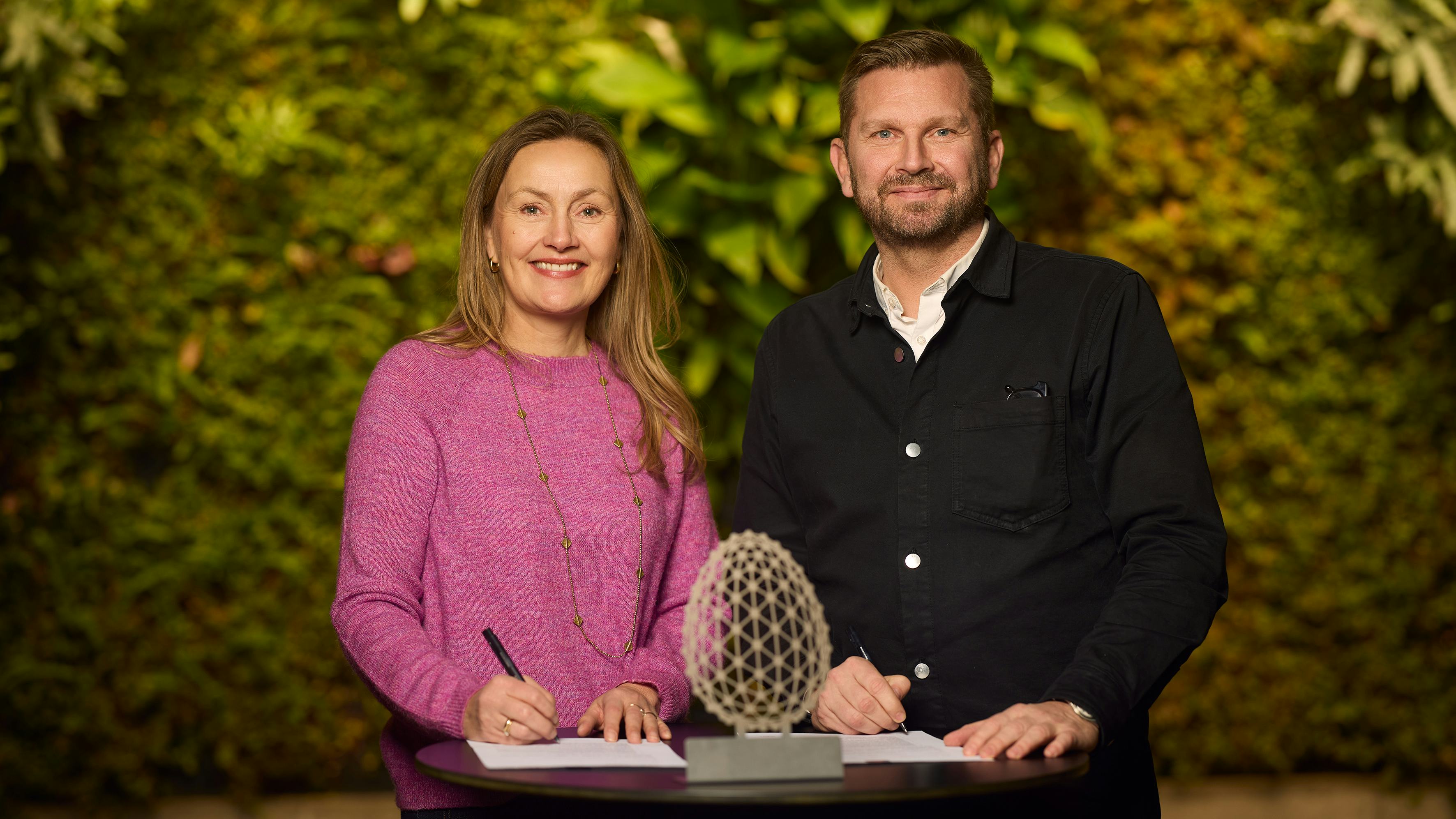 Ásta Sóllilja Guðmundsdóttir, framkvæmdastjóri KLAK og Hjalti Harðarson, forstöðumaður markaðsmála hjá Landsbankanum