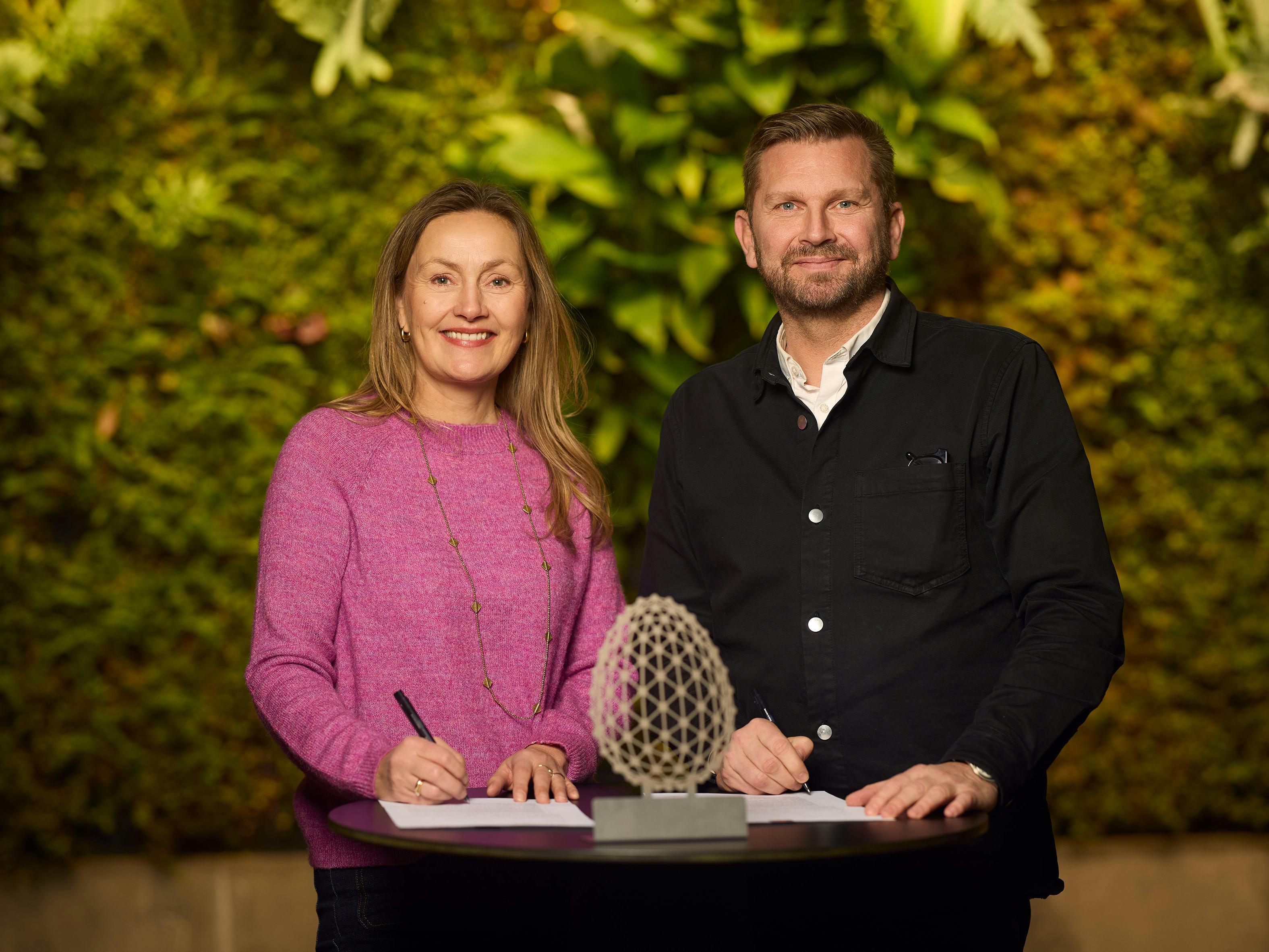 Ásta Sóllilja Guðmundsdóttir, framkvæmdastjóri KLAK og Hjalti Harðarson, forstöðumaður markaðsmála hjá Landsbankanum