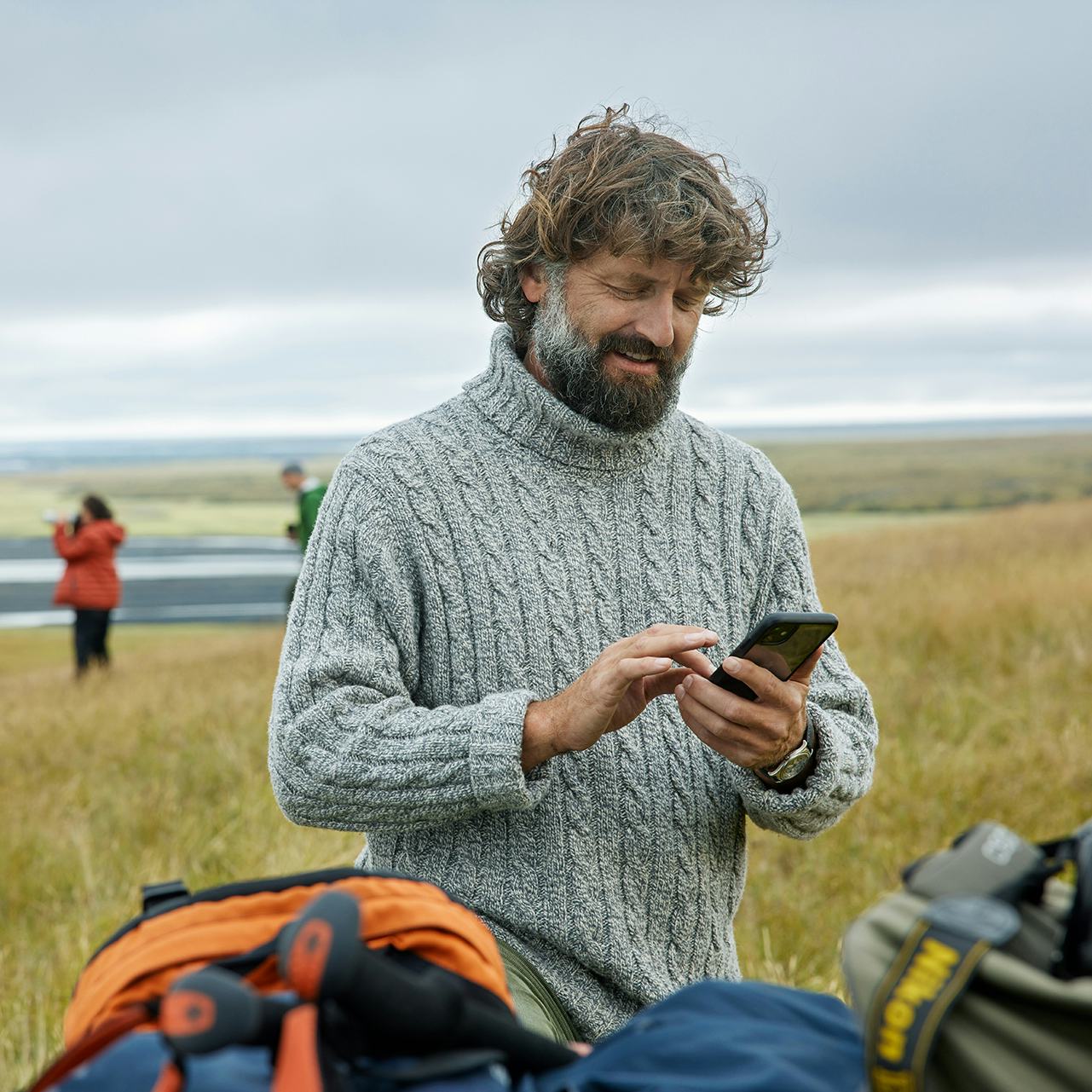 Maður með síma úti í náttúrunni