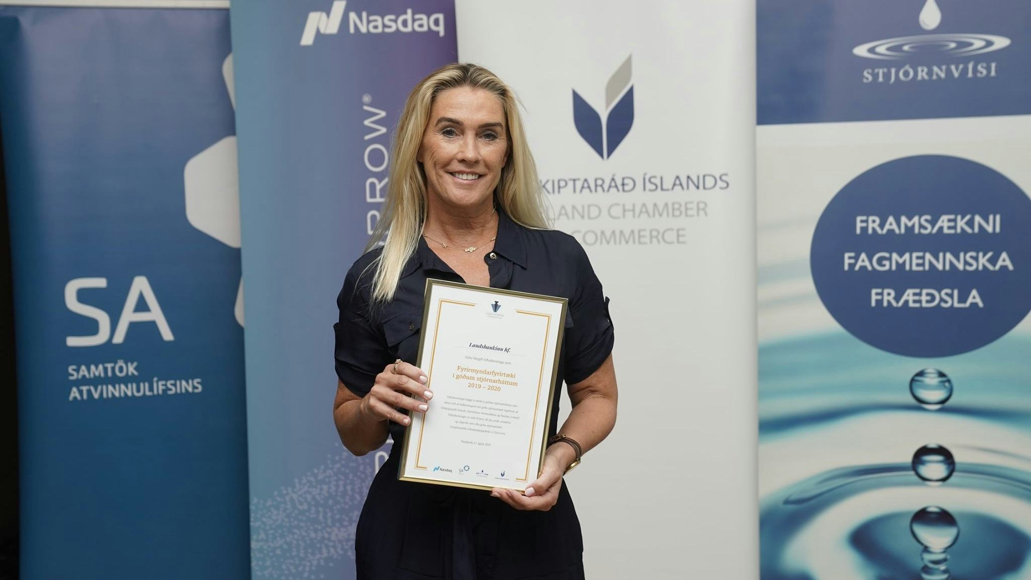 Helga Björk Eiríksdóttir, formaður bankaráðs Landsbankans, tók á móti viðurkenningunni