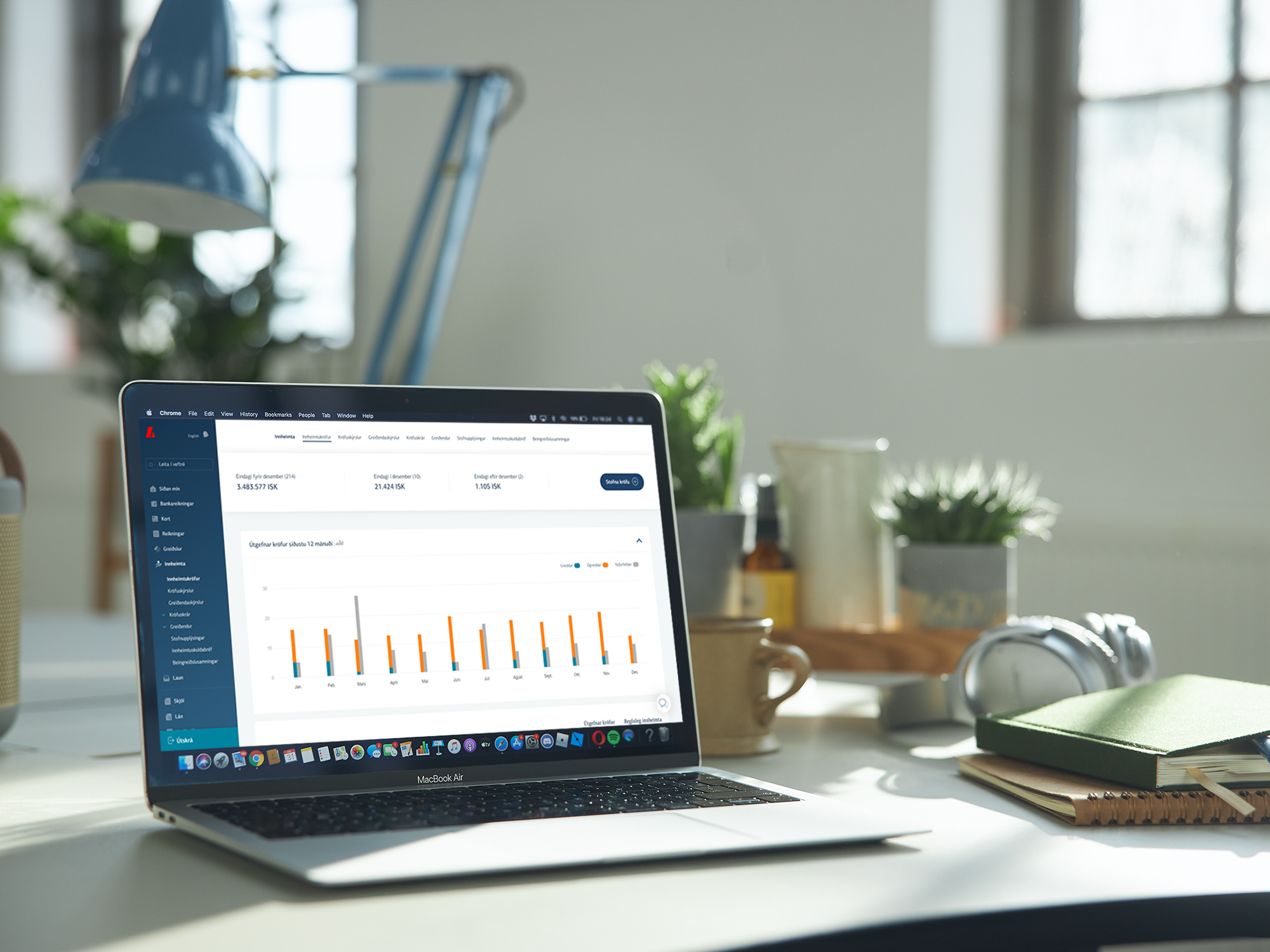 Tölva á vinnuborði