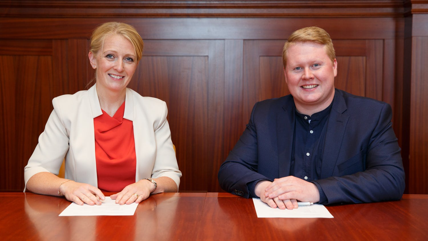 Námsstyrkir 2017Lilja Björk Einarsdóttir, bankastjóri Landsbankans, og Gunnlaugur Bragi Björnsson, gjaldkeri Hinsegin daga, við undirritun samstarfssamningsins.