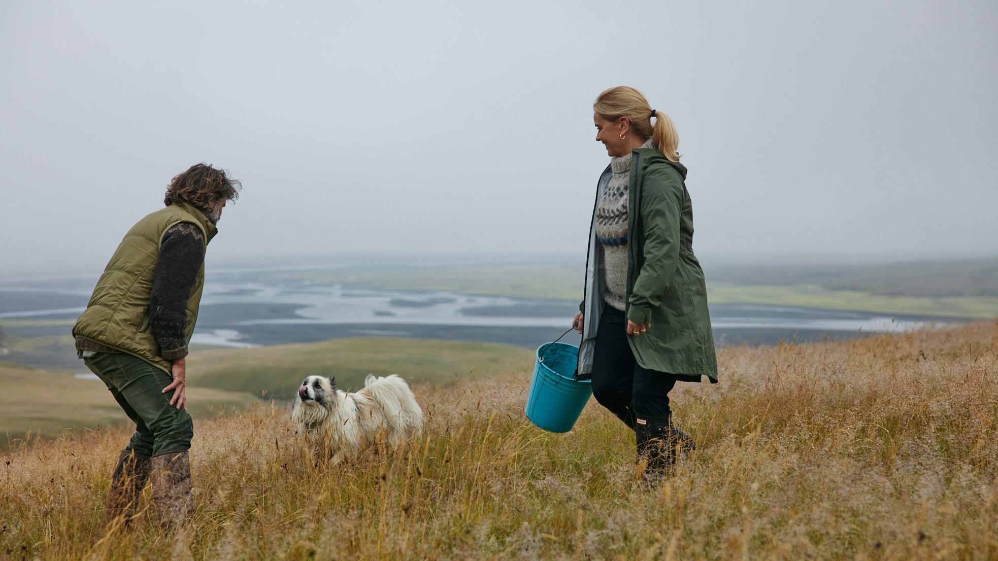 Fólk með hund úti í náttúrunni