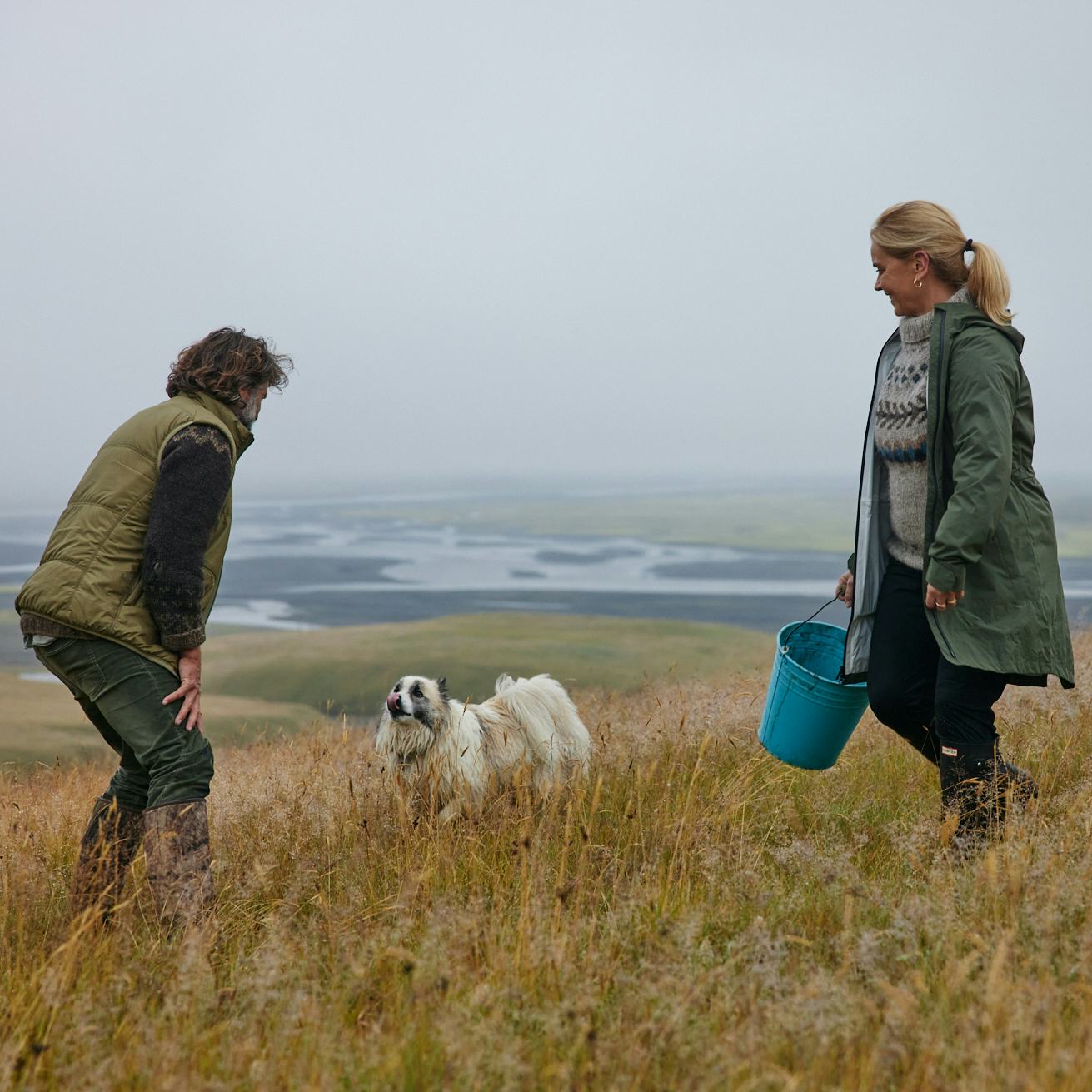 Fólk með hund úti í náttúrunni