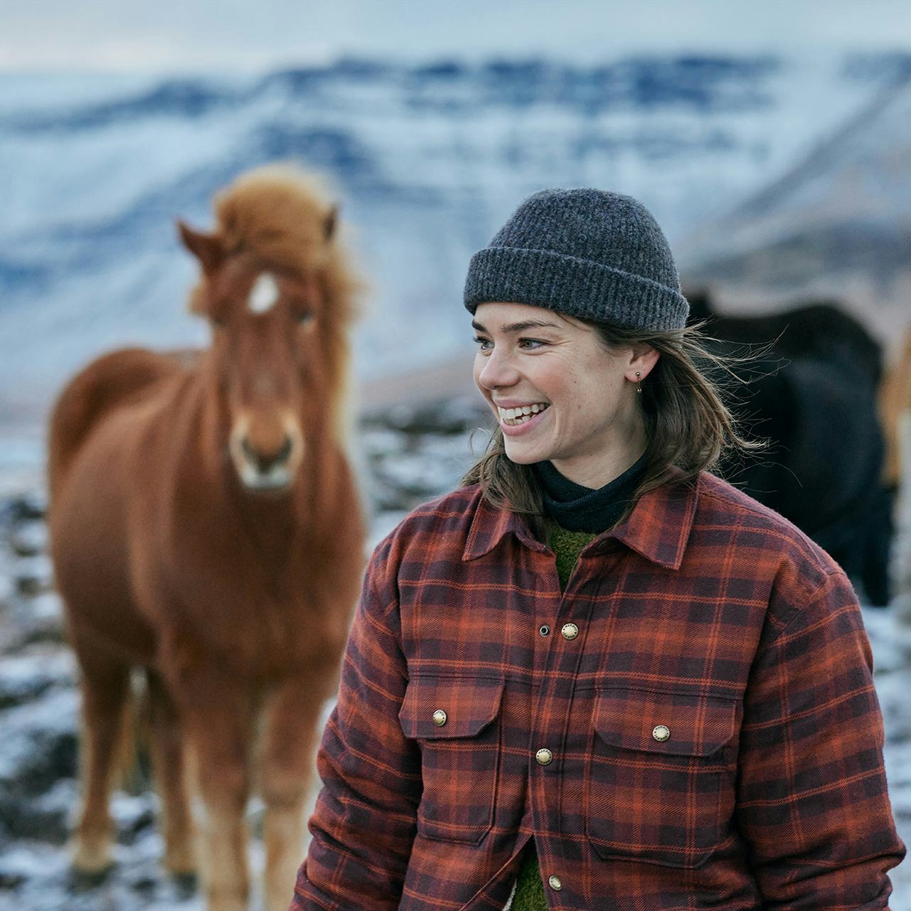 Kona sinnir hestum um vetur